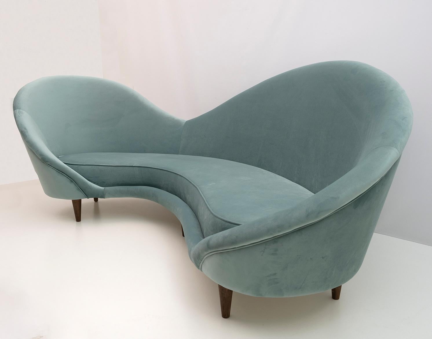 Canapé dans le style de Federico Munari, manufacture italienne des années 1950. Charmant canapé aux formes arrondies, tapissé de velours vert d'eau. Entièrement rénové.