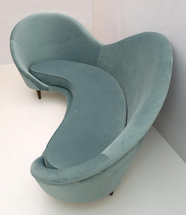 Federico Munari Style Mid Century Modern Italian Velvet Curved Sofa In Excellent Condition For Sale In Puglia, Puglia