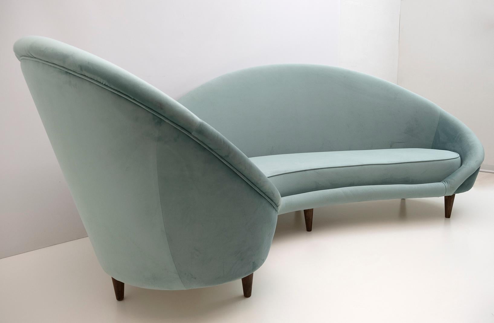 Federico Munari Style Mid Century Modern Italian Velvet Curved Sofa In Excellent Condition For Sale In Puglia, Puglia