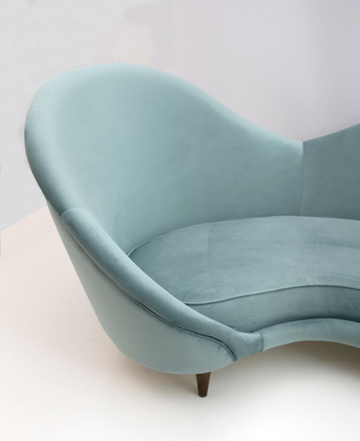 Federico Munari Style Mid Century Modern Italian Velvet Curved Sofa For Sale 1