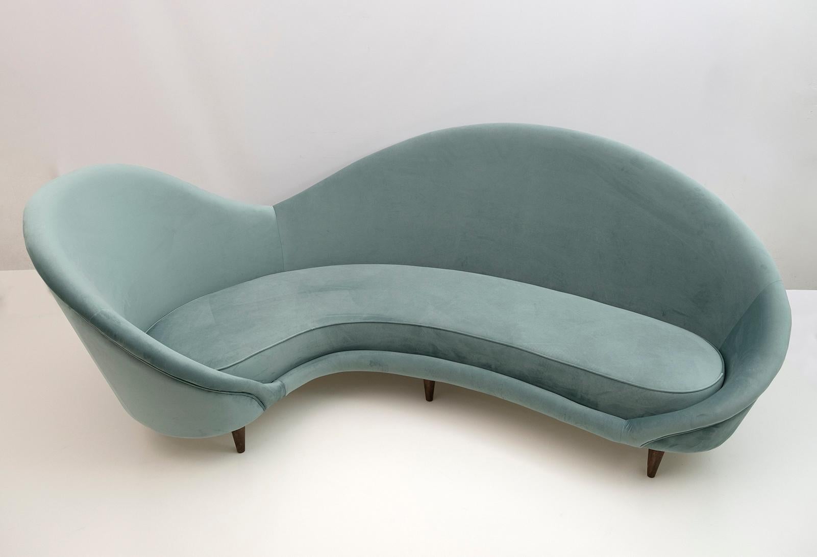 Federico Munari Style Mid Century Modern Italian Velvet Curved Sofa For Sale 1
