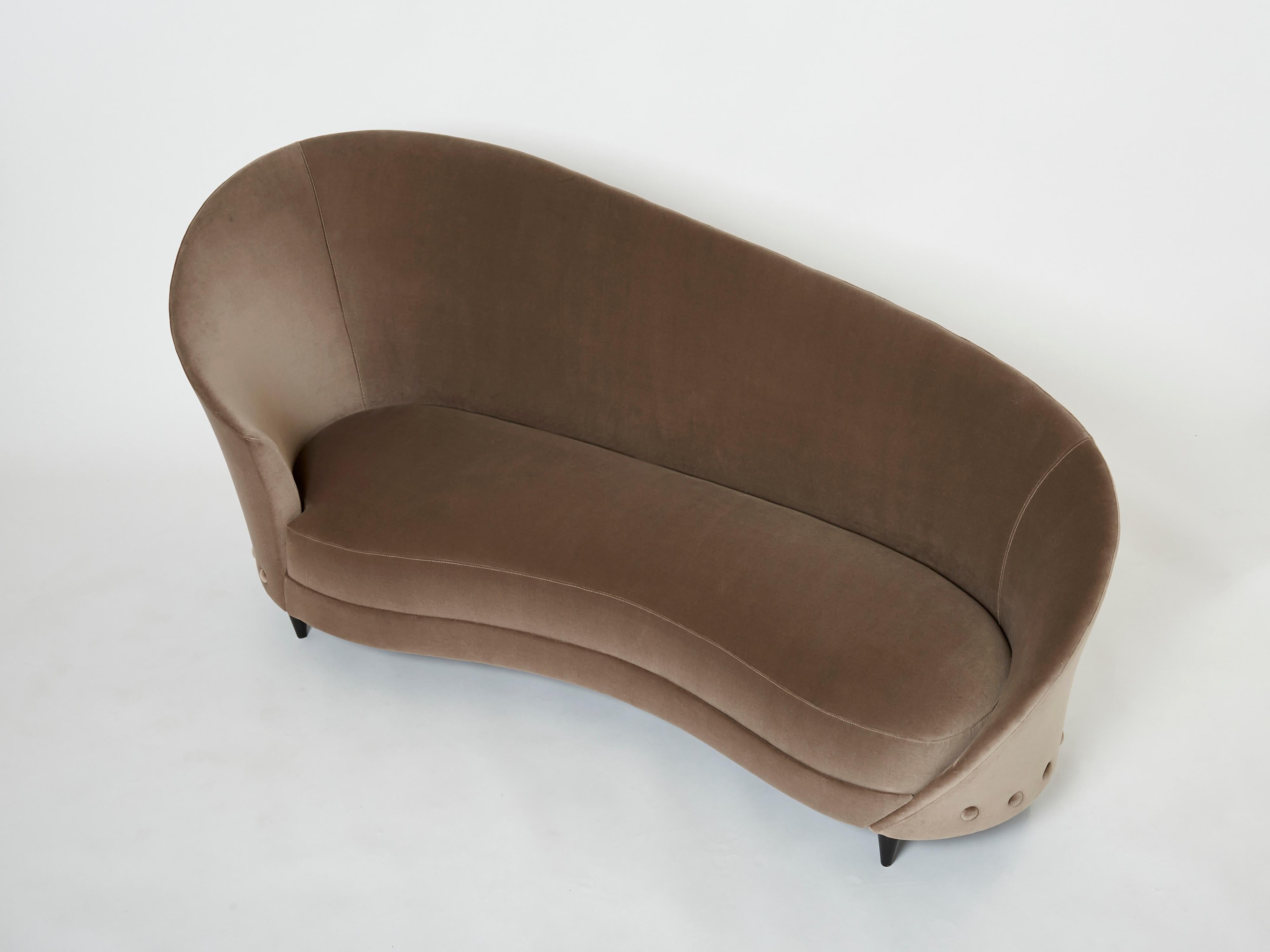 Federico Munari Velvet Rounded Meridienne Sofa, 1960s In Good Condition For Sale In Paris, IDF