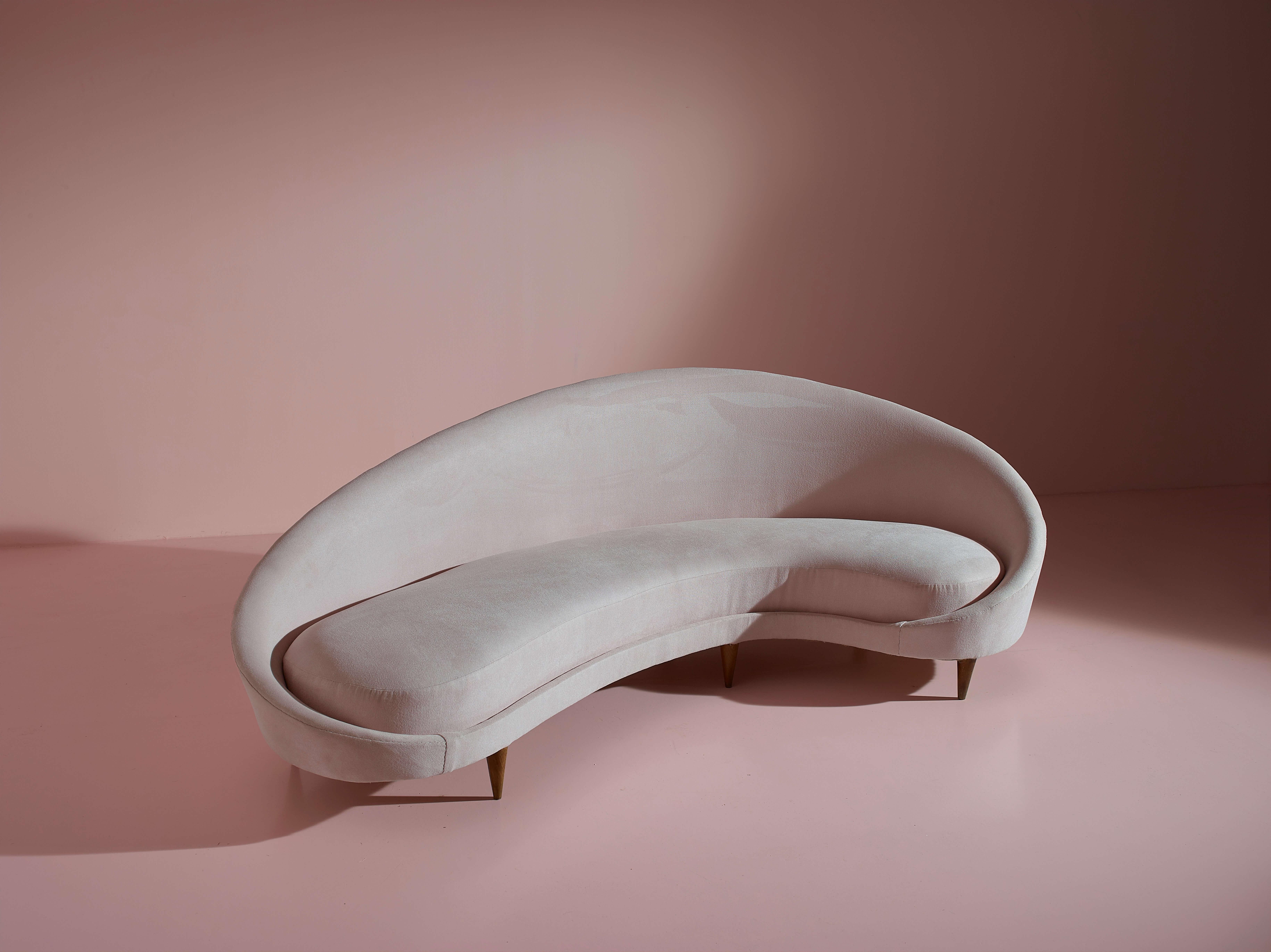 Wood and fabric sofa, Italian-made, designed by Federico Munari, 1950s.

This sofa, designed by Federico Munari in the 1950s, resembles a colorful brushstroke on a canvas, seemingly inspired by the graphic art of the time. A skilled designer active