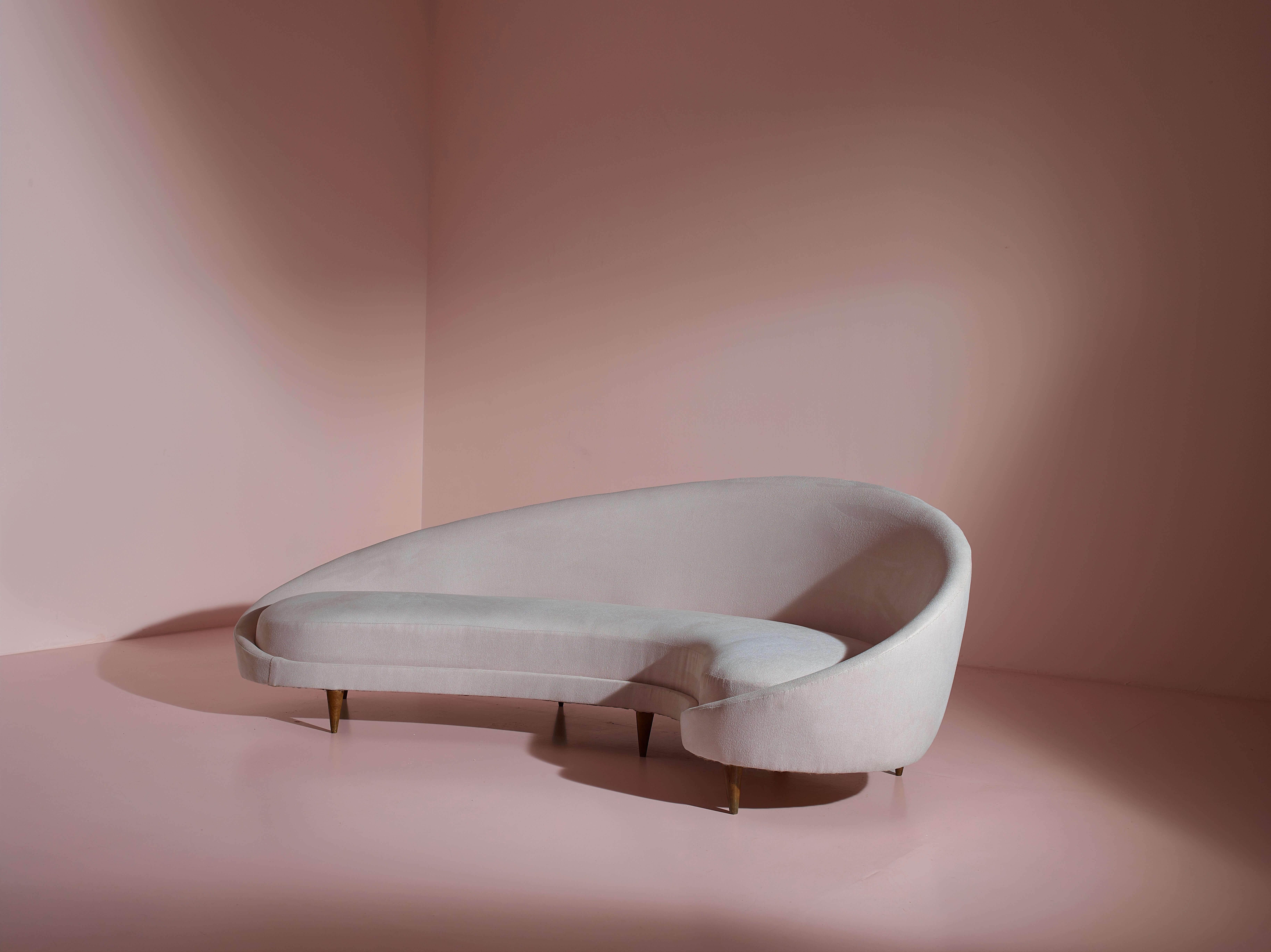 Federico Munari wood and fabric curved sofa, Italy, 1950s. In Good Condition In Chiavari, Liguria