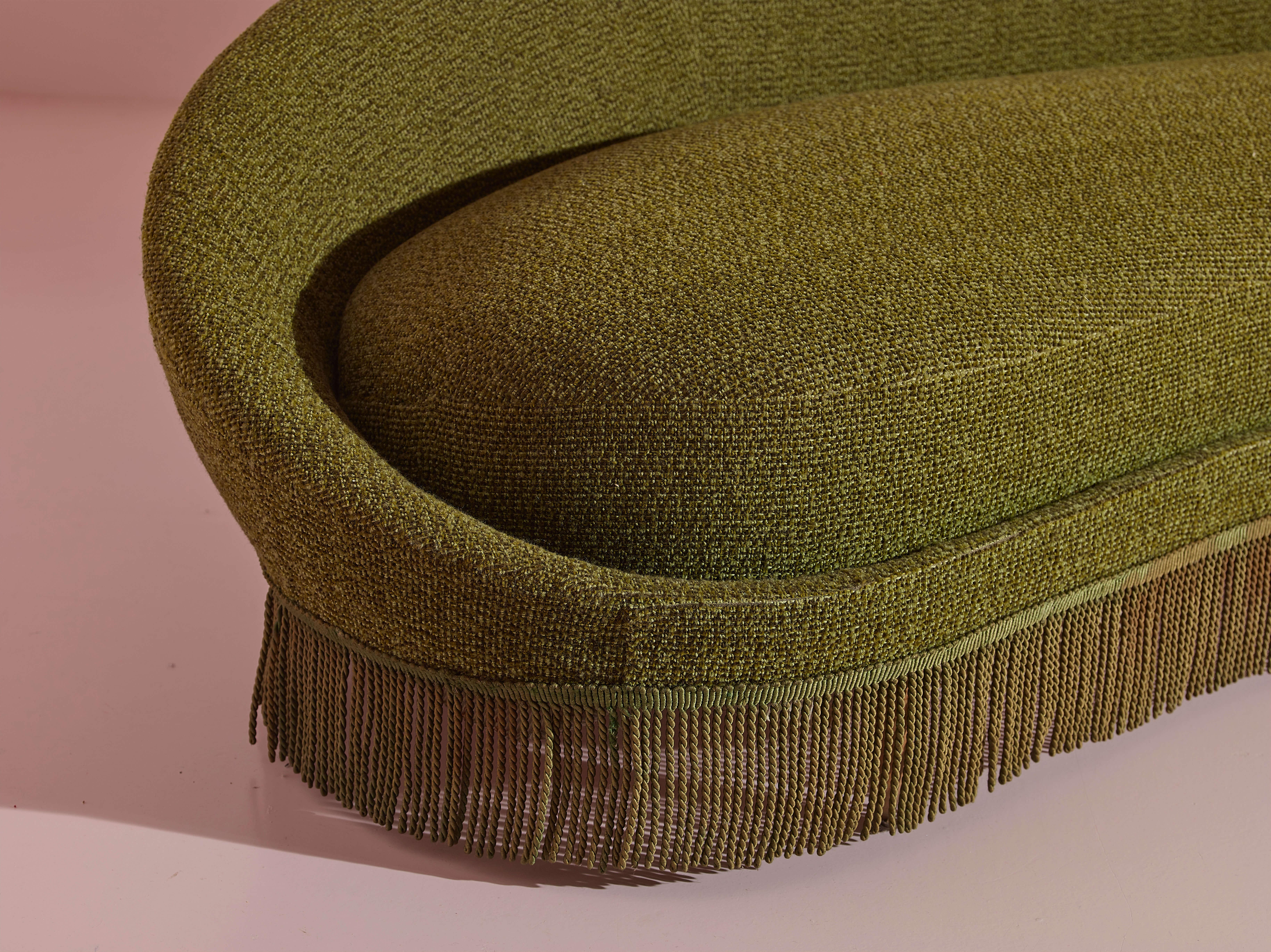 Federico Munari wood and green original fabric curved sofa, Italy, 1950s. In Good Condition In Chiavari, Liguria