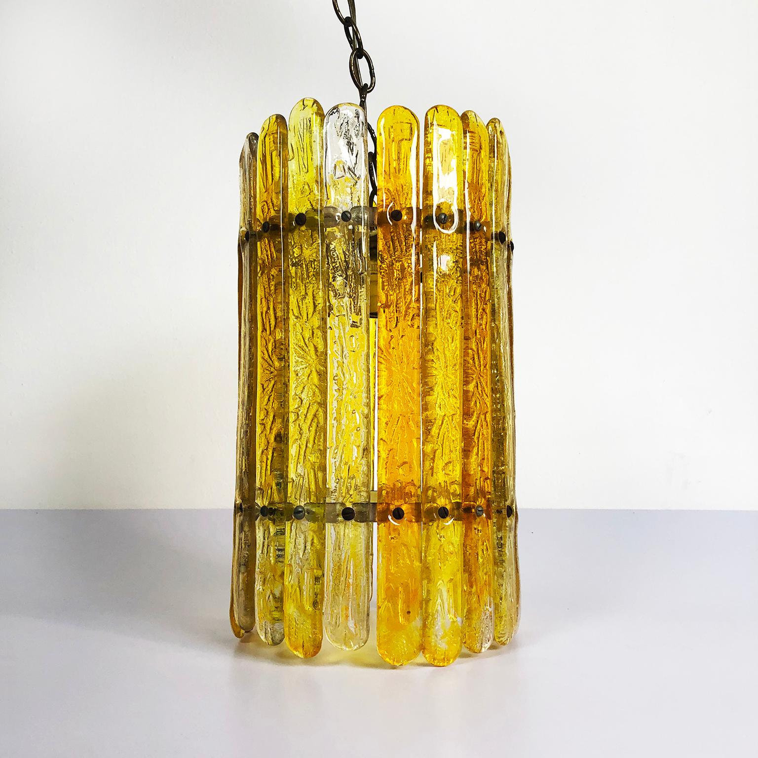 Nous vous proposons ce lustre en verre soufflé à la main Feders Amber conçu par Felipe Delfinger, Feders, Cuernavaca, Mexique. Utilisation de verre recyclé, vers 1970.