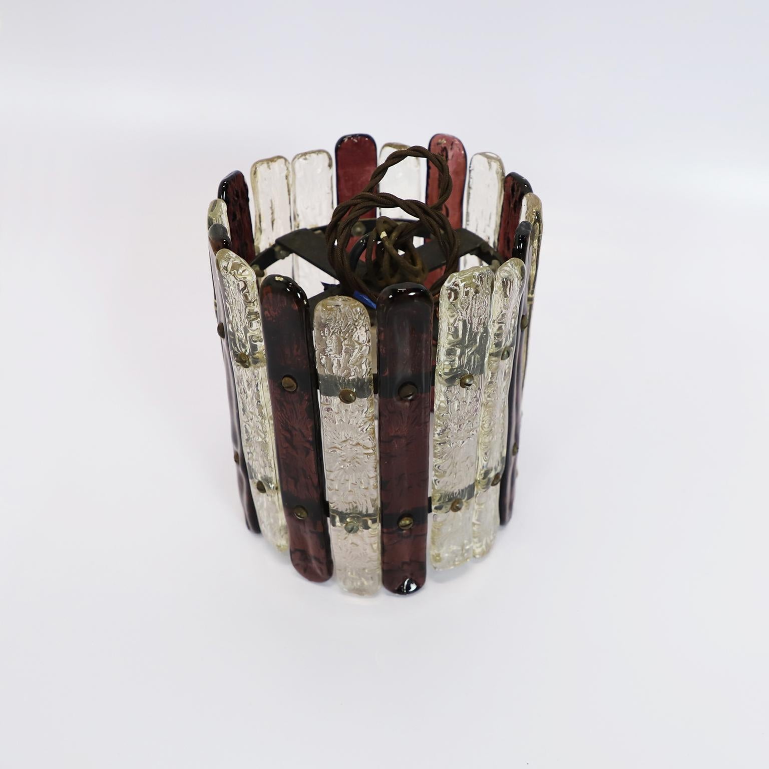 Nous vous proposons ce lustre en verre soufflé à la main Feder, conçu par Felipe Delfinger, Feders, Cuernavaca, Mexique. Utilisation de verre recyclé, vers 1970.

