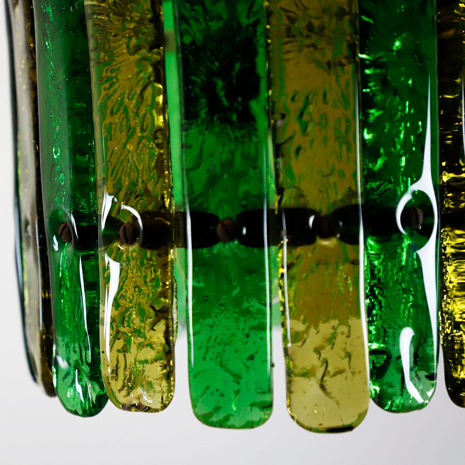 Nous vous proposons ce lustre en verre soufflé à la main Feder, conçu par Felipe Delfinger, Feders, Cuernavaca, Mexique. Utilisation de verre recyclé, vers 1970.

