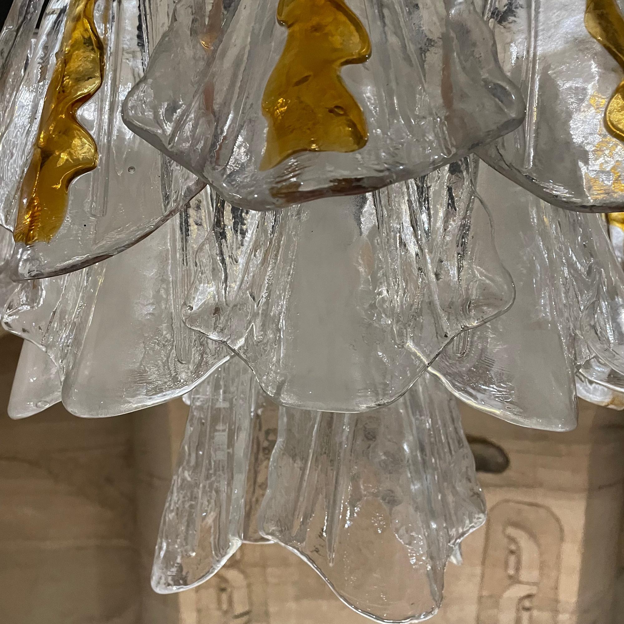 Feders Posh Bernstein-Kronleuchter aus geformtem Glas nach AV Mazzega, Italien 1960er Jahre im Zustand „Gut“ im Angebot in Chula Vista, CA