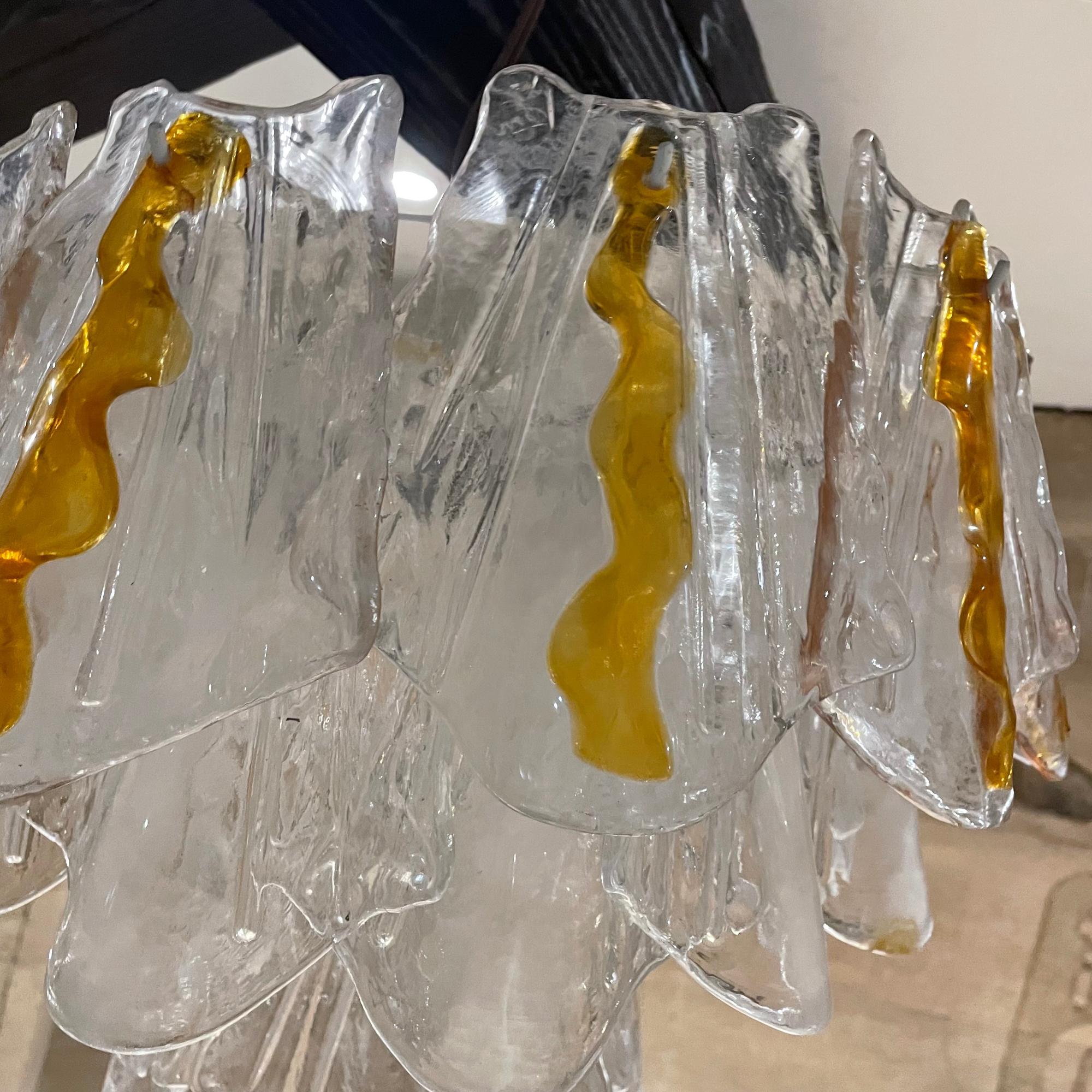 Feders Posh Bernstein-Kronleuchter aus geformtem Glas nach AV Mazzega, Italien 1960er Jahre (Geblasenes Glas) im Angebot