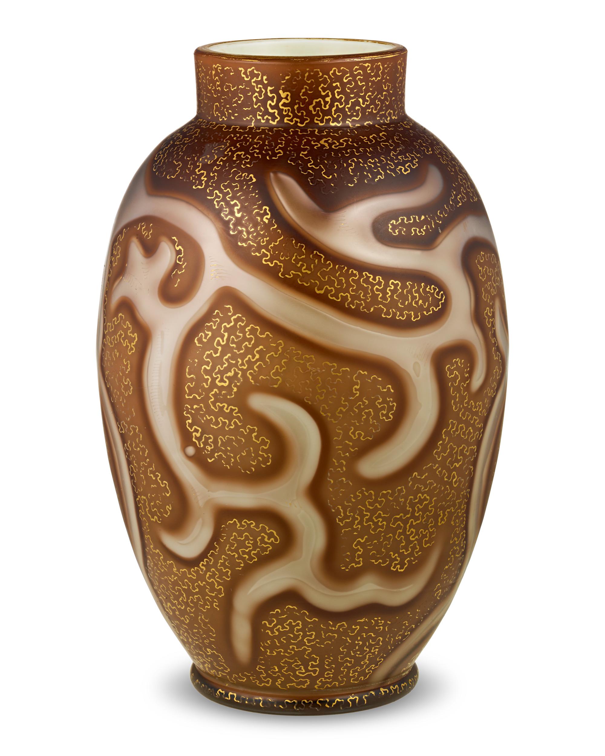 Questo importante vaso in vetro Federzeichnung, che significa disegno a penna, di Loetz Glass presenta il motivo del 