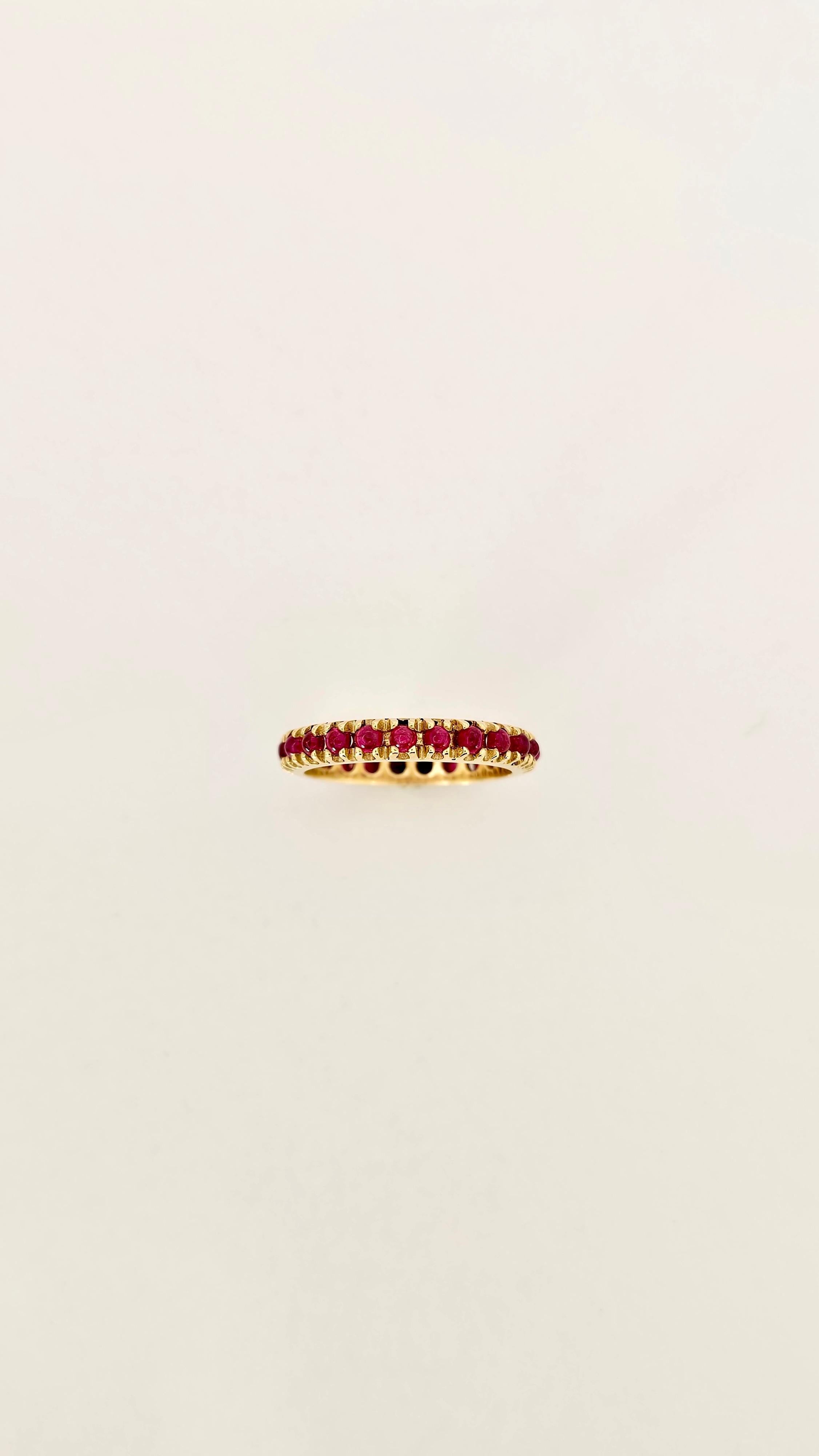 Una fedina eternelle in oro giallo 18 Kt realizzata a mano.
Incastonati 23 Rubini di taglio cabochon di colore rosso intenso e vivido.
Questo anello è perfetto per essere indossato come singolo o abbinato ad altre fedine eternelle.
Il peso dell'oro