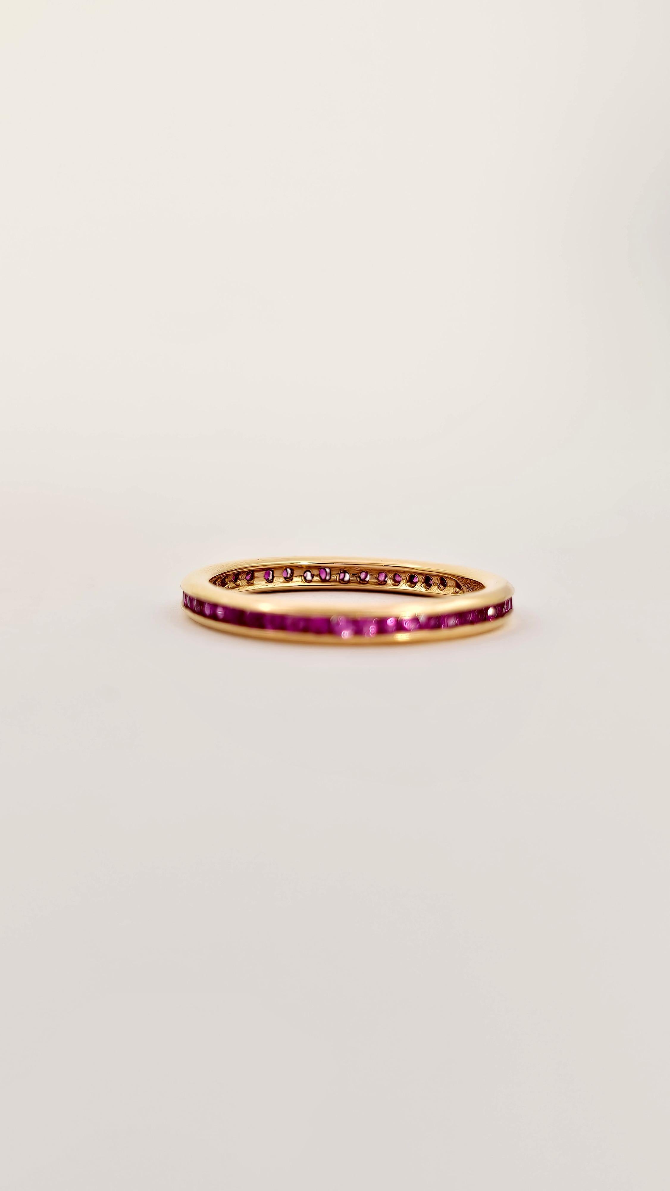 Una fedina modello etrnelle realizzata in oro rosa 18 Kt.
Incastonati con montatura a binario vi sono 0.51 carati di zaffiri rosa dal colore intenso e vivido dal taglio rotondo a brillante.
Questo tipo di incastonatura rende questo anello molto