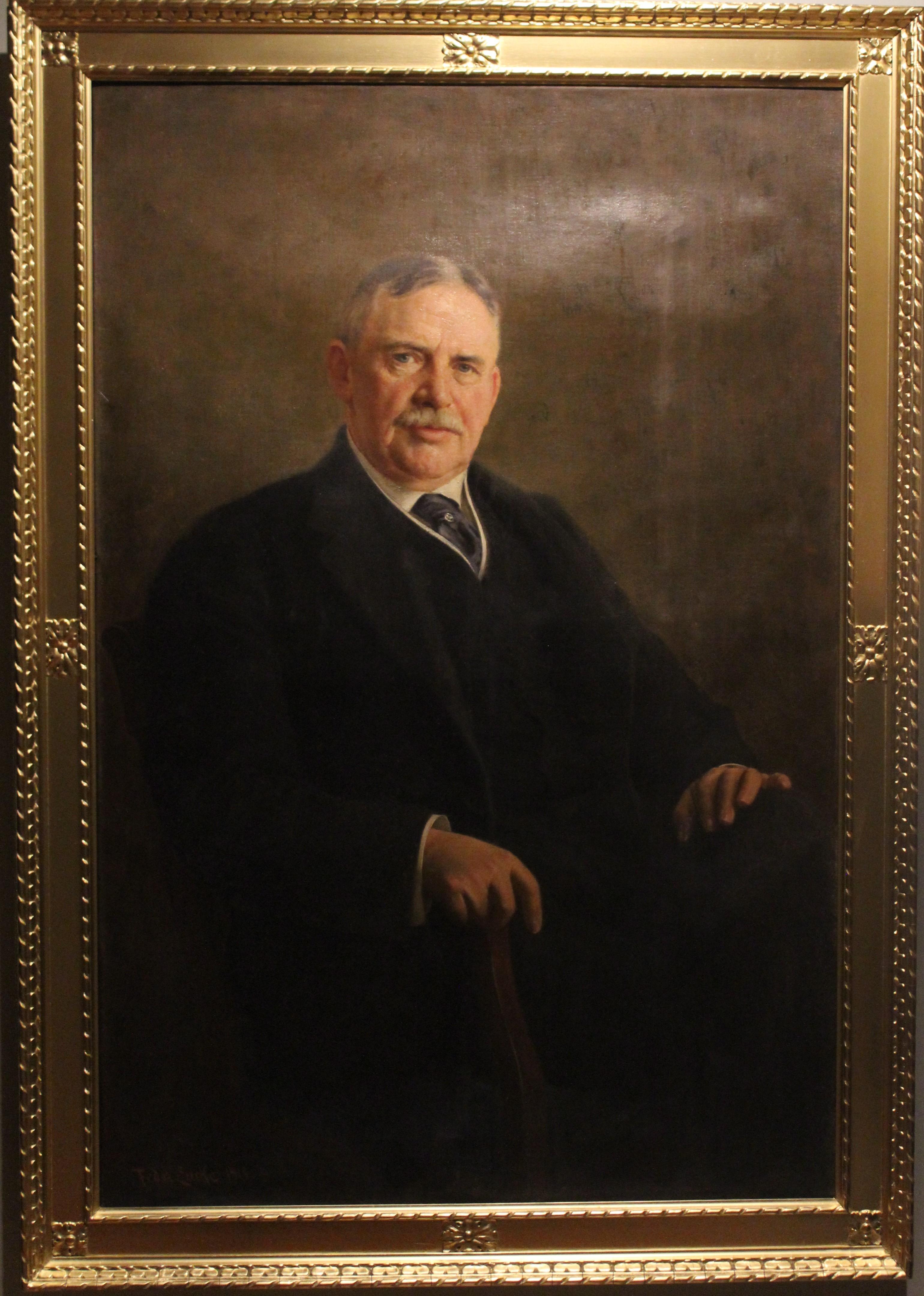 Se vende un óleo antiguo original sobre lienzo del famoso artista alemán-americano Fedor Encke, que representa el retrato de un caballero vestido con traje oscuro, camisa blanca y corbata gris oscura. 

Firmado y fechado en una esquina inferior