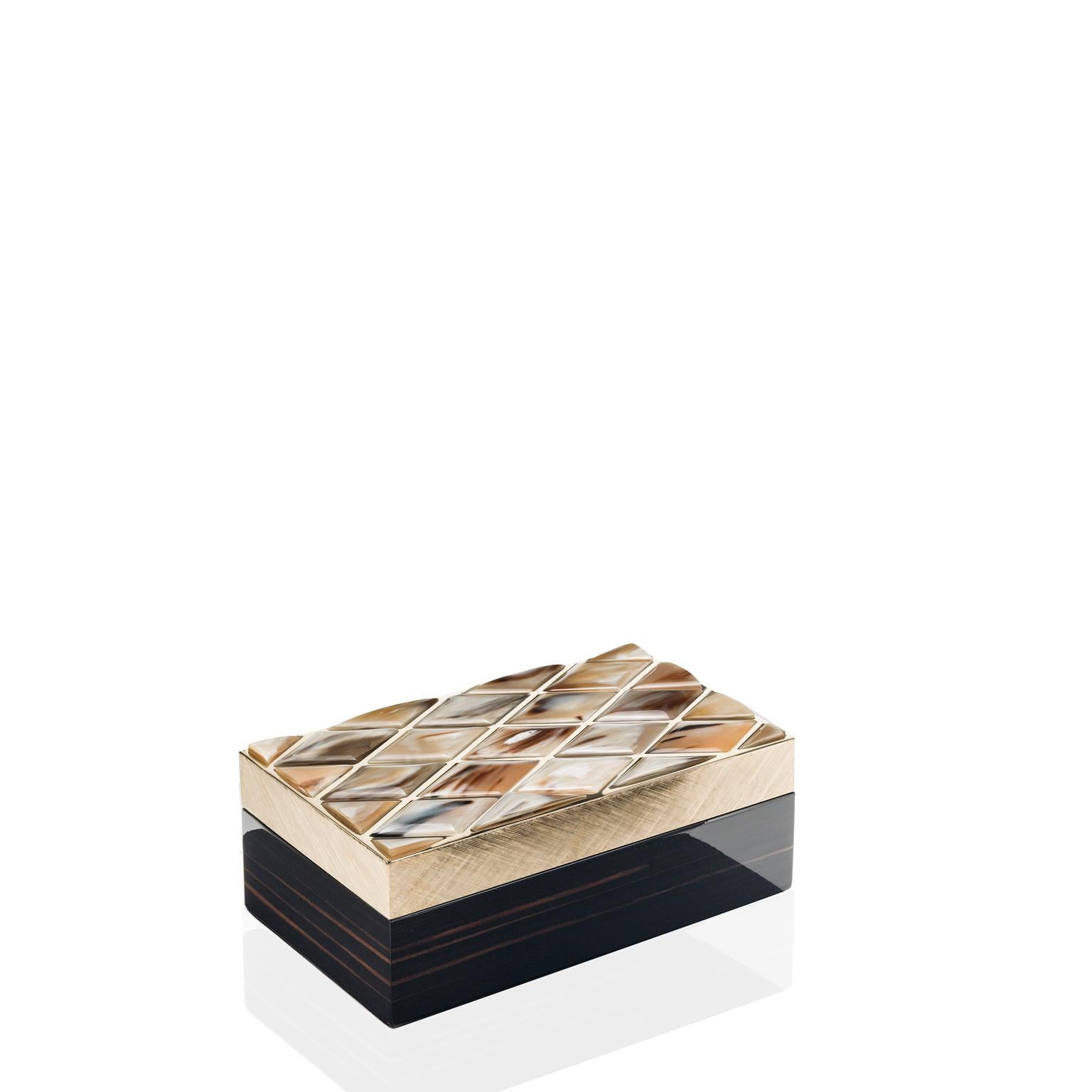 Unsere Fedora-Box wurde entwickelt, um Ihre wertvollsten Schmuckstücke geordnet und sicher aufzubewahren. Sie ist das perfekte Zuhause für alle Ihre Schätze und Andenken. Die aus glänzendem Ebenholz gefertigte Schatulle zeichnet sich durch einen