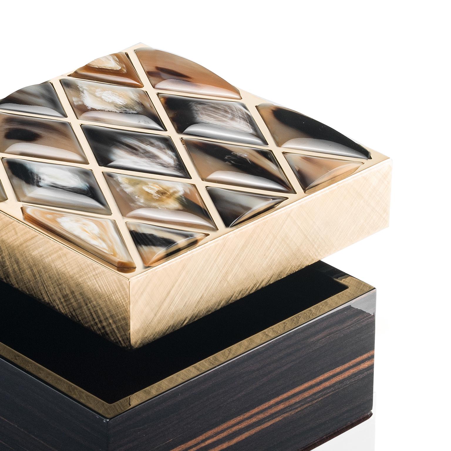 Unsere Fedora-Box wurde entwickelt, um Ihre wertvollsten Schmuckstücke geordnet und sicher aufzubewahren. Sie ist das perfekte Zuhause für alle Ihre Schätze und Andenken. Die aus glänzendem Ebenholz gefertigte Schatulle zeichnet sich durch einen