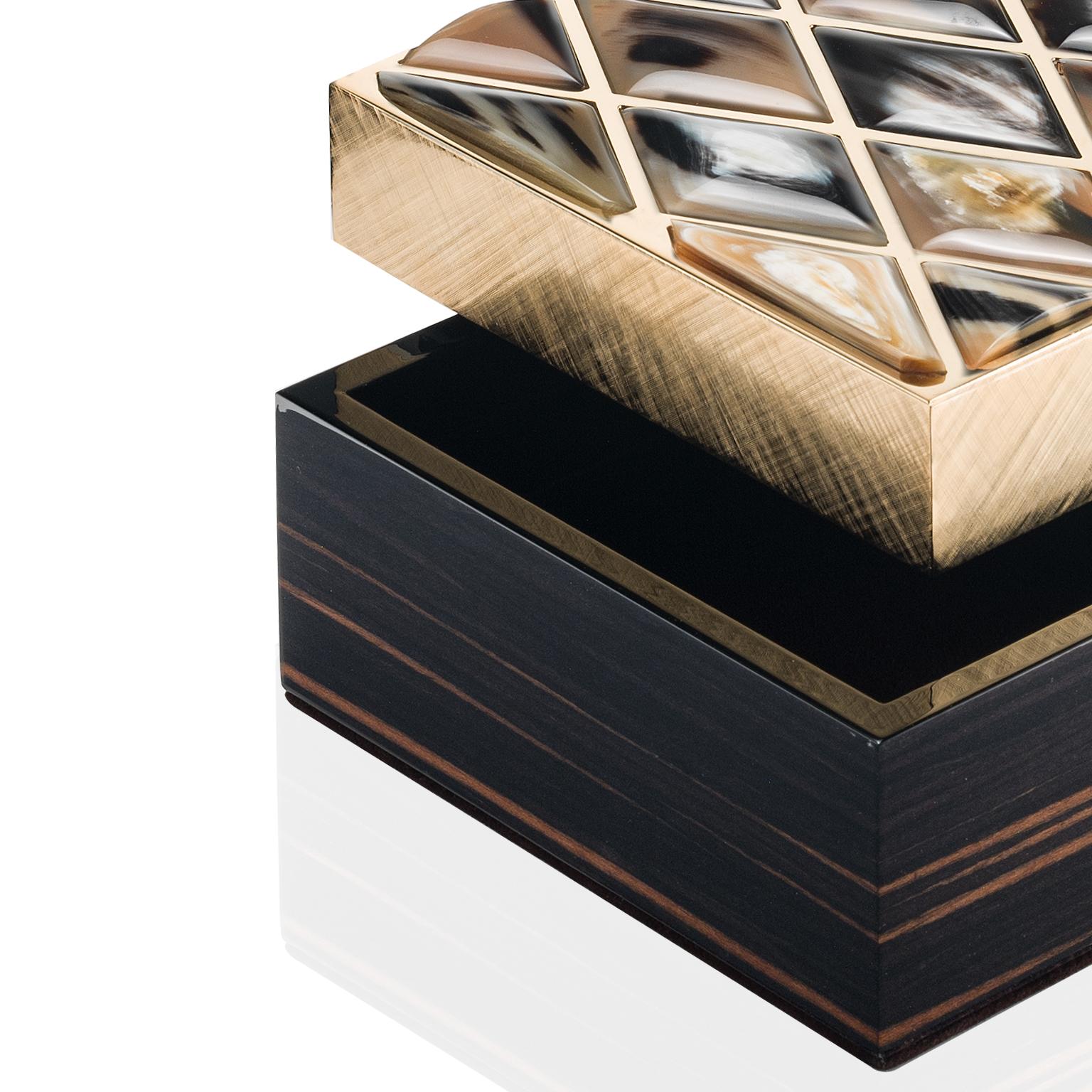 Fedora-Box aus glänzendem Ebenholz:: Corno Italiano und 24-K vergoldetem Messing:: Mod. 1695 (Italienisch) im Angebot
