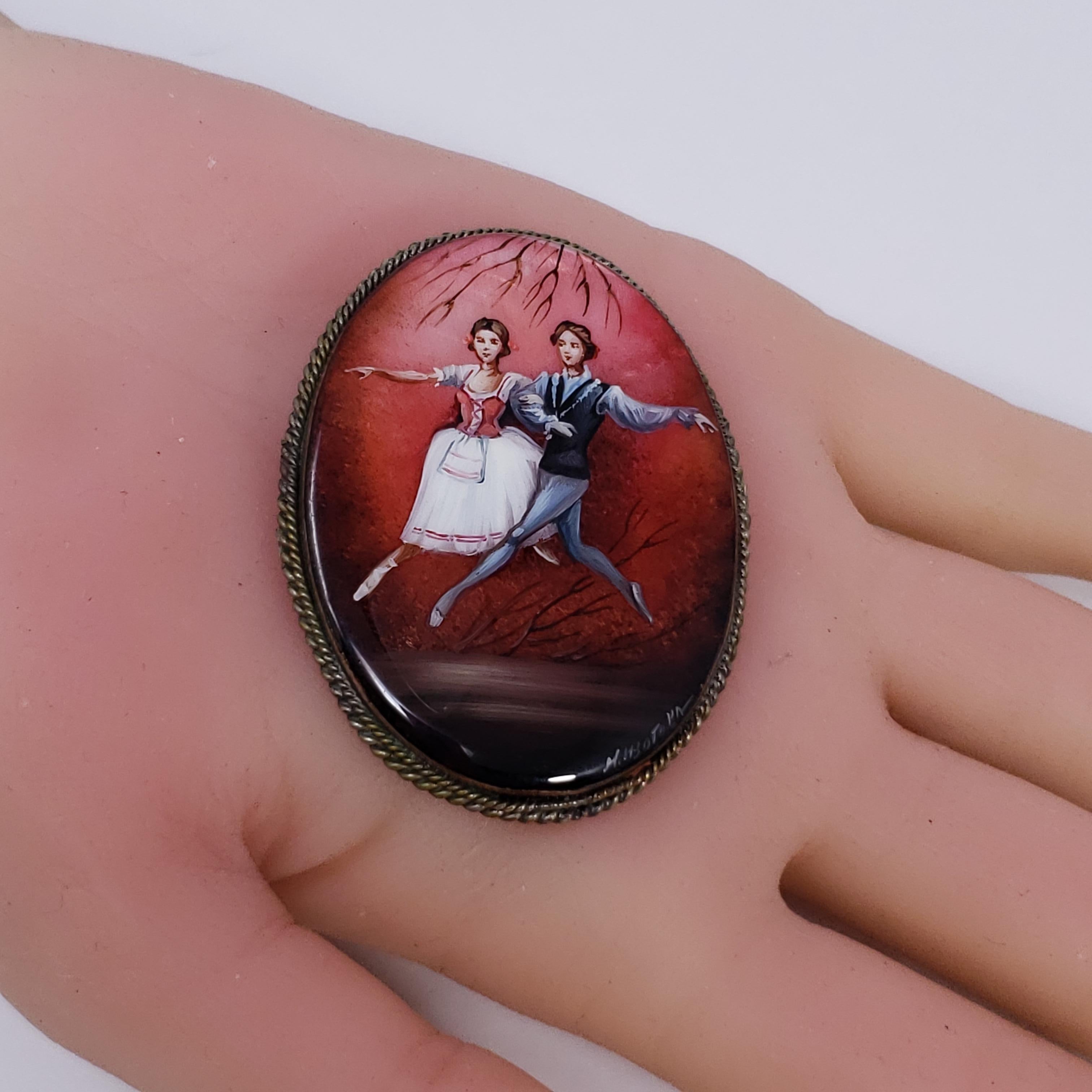 Russe Empire Fedoskino Broche russe à épingle représentant des danseurs, nacre, laque, argent allemand en vente