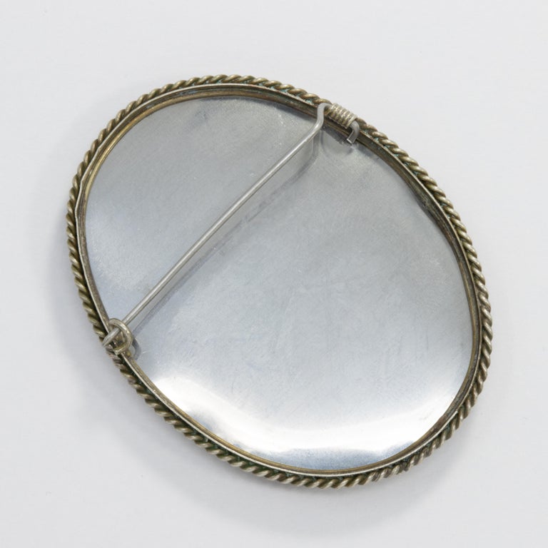 Broche Miniature Laquée Fedoskino - Portrait Femme Peint Main Sur Nacre - Artisanat Russe - Prêt à Offrir