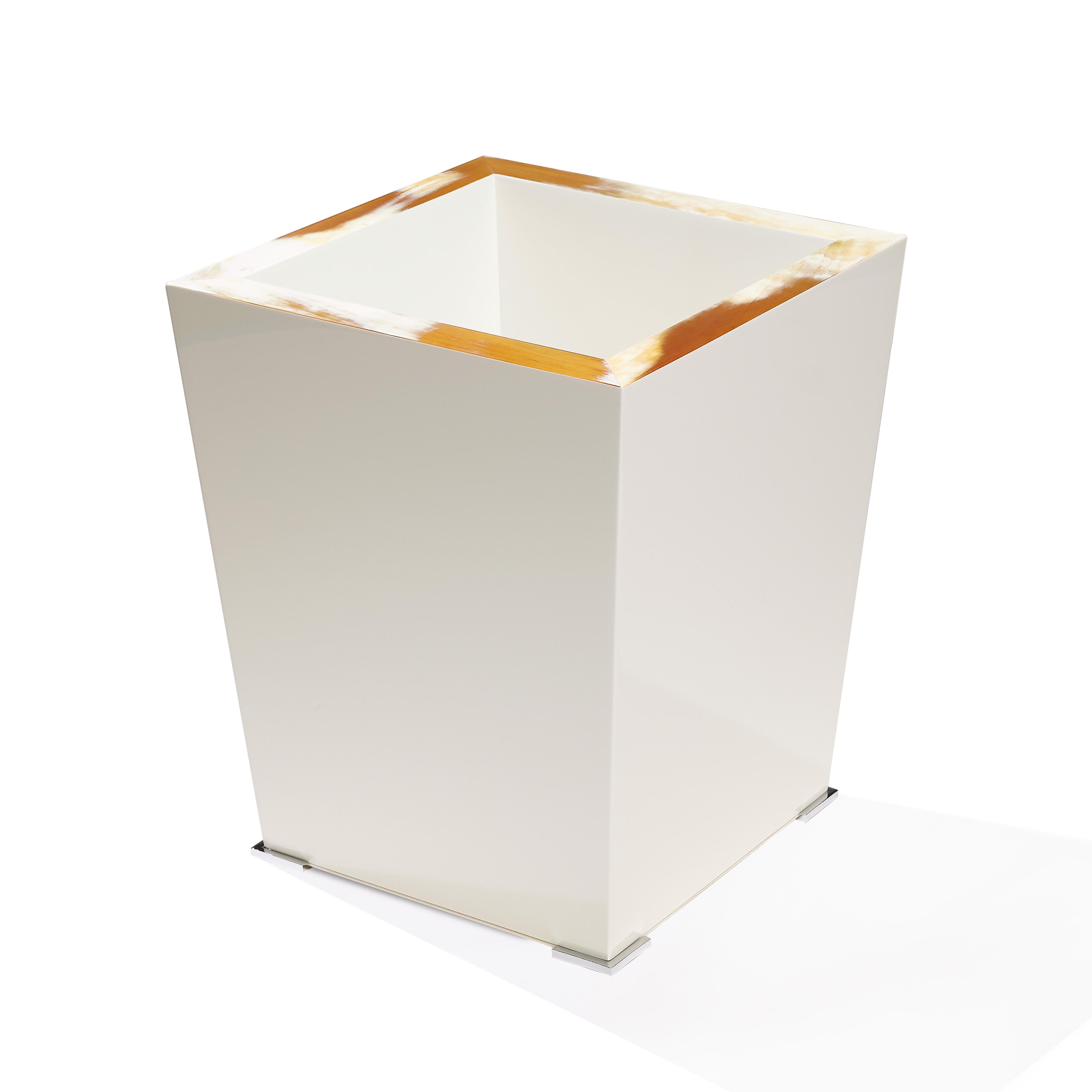 Boasting exquisite craftsmanship, Fedro waste paper basket is handmade of wood with lacquered ivory gloss finish, supported by tiny feet in chromed brass. A lavish rim in Corno Italiano with delicate color variations enhances the upside down