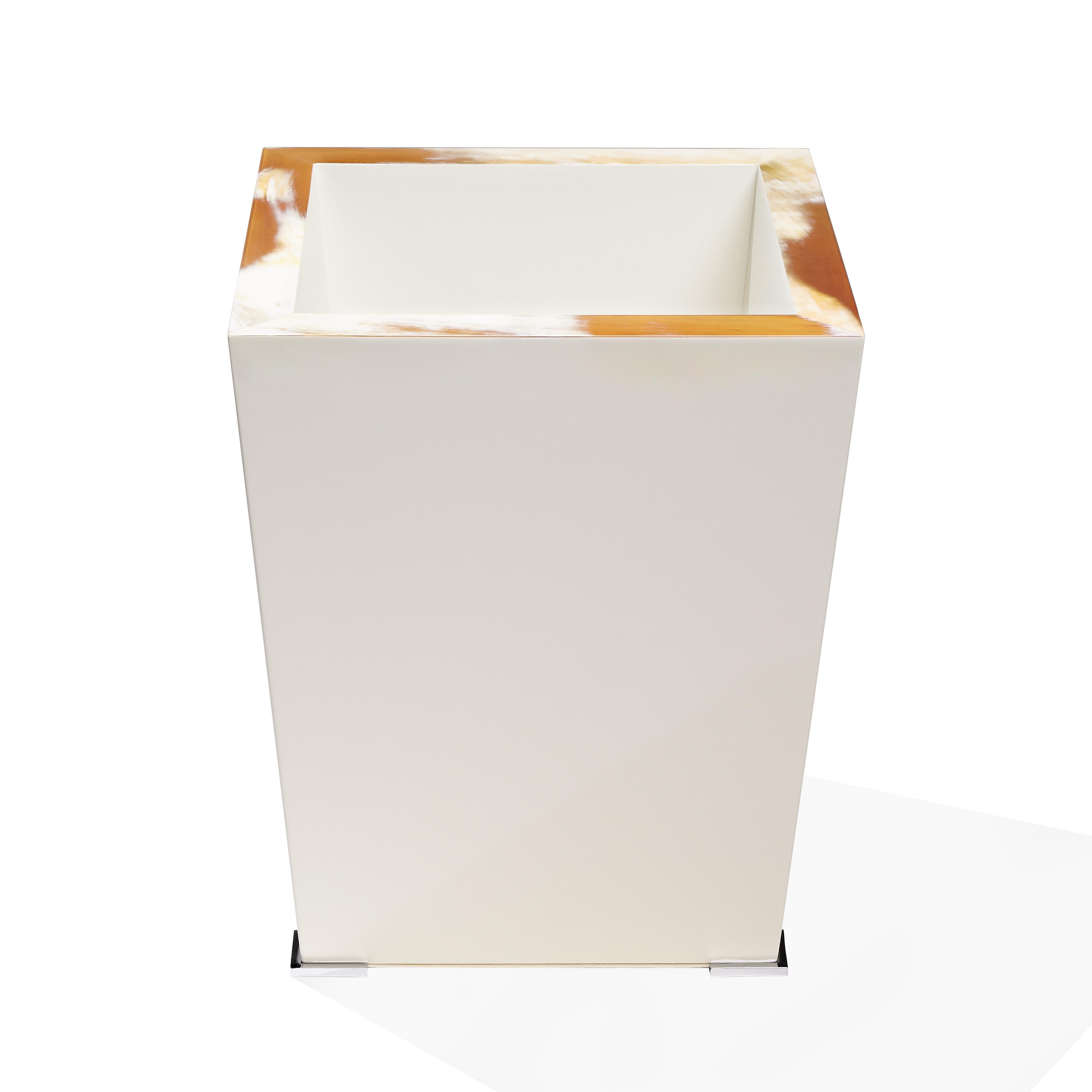 Contemporary Fedro Waste Paper Basket in Corno Italiano and Ivory Lacquered Wood, Mod. 1781 For Sale