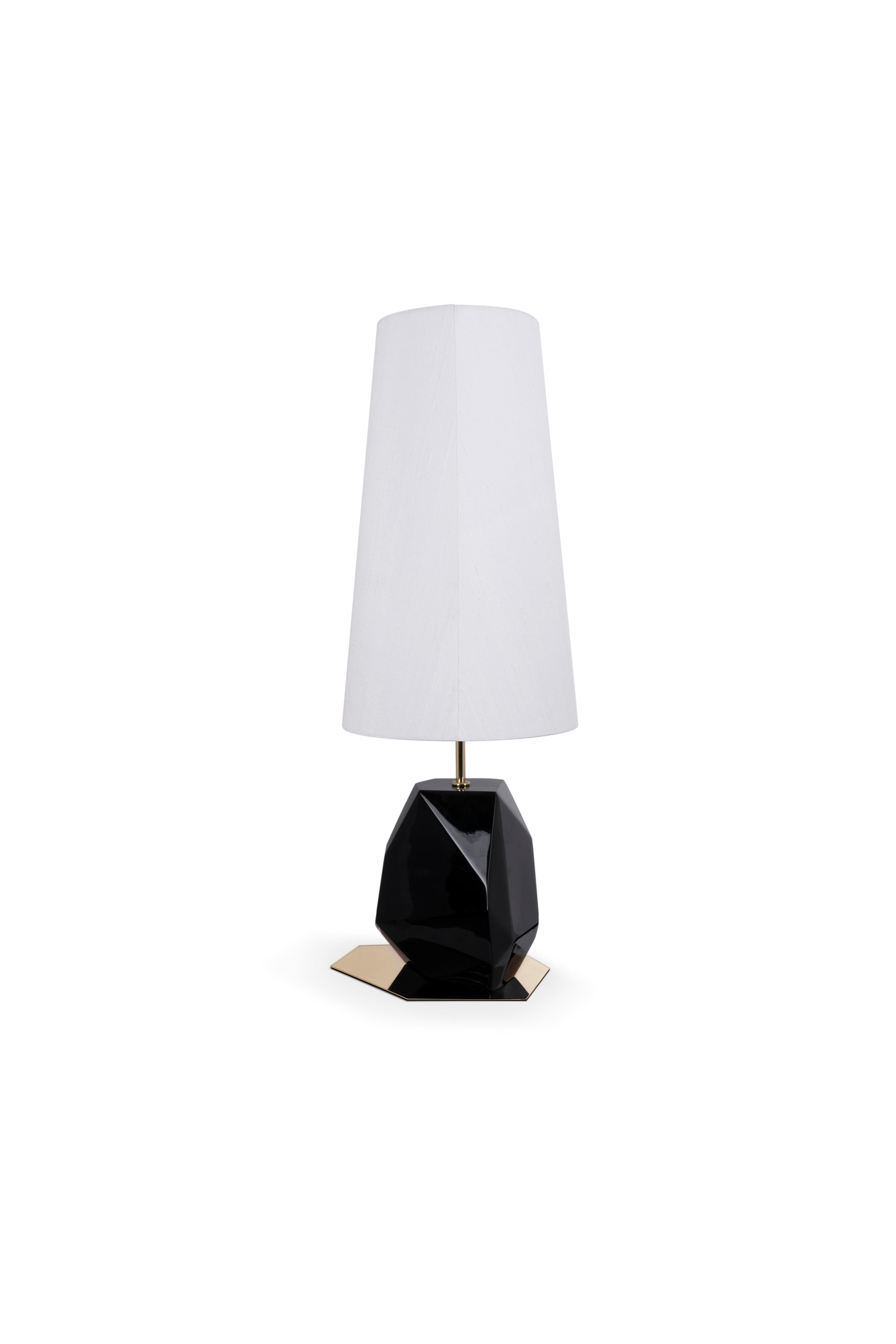 Siente es una lámpara de mesa, pero en realidad, también puede ser una moderna lámpara de mesilla de noche. Se puede utilizar con elegancia tanto en tu salón como con sofisticación en tu dormitorio. Fabricada a mano por Boca Do Lobo, Feel es una
