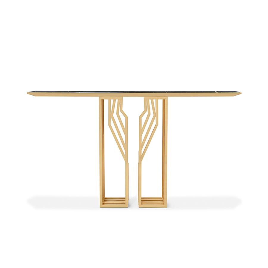 Console table feeler with base in polished
solid brass in gold finish. With a carved black
marble top, nero marquina marble.