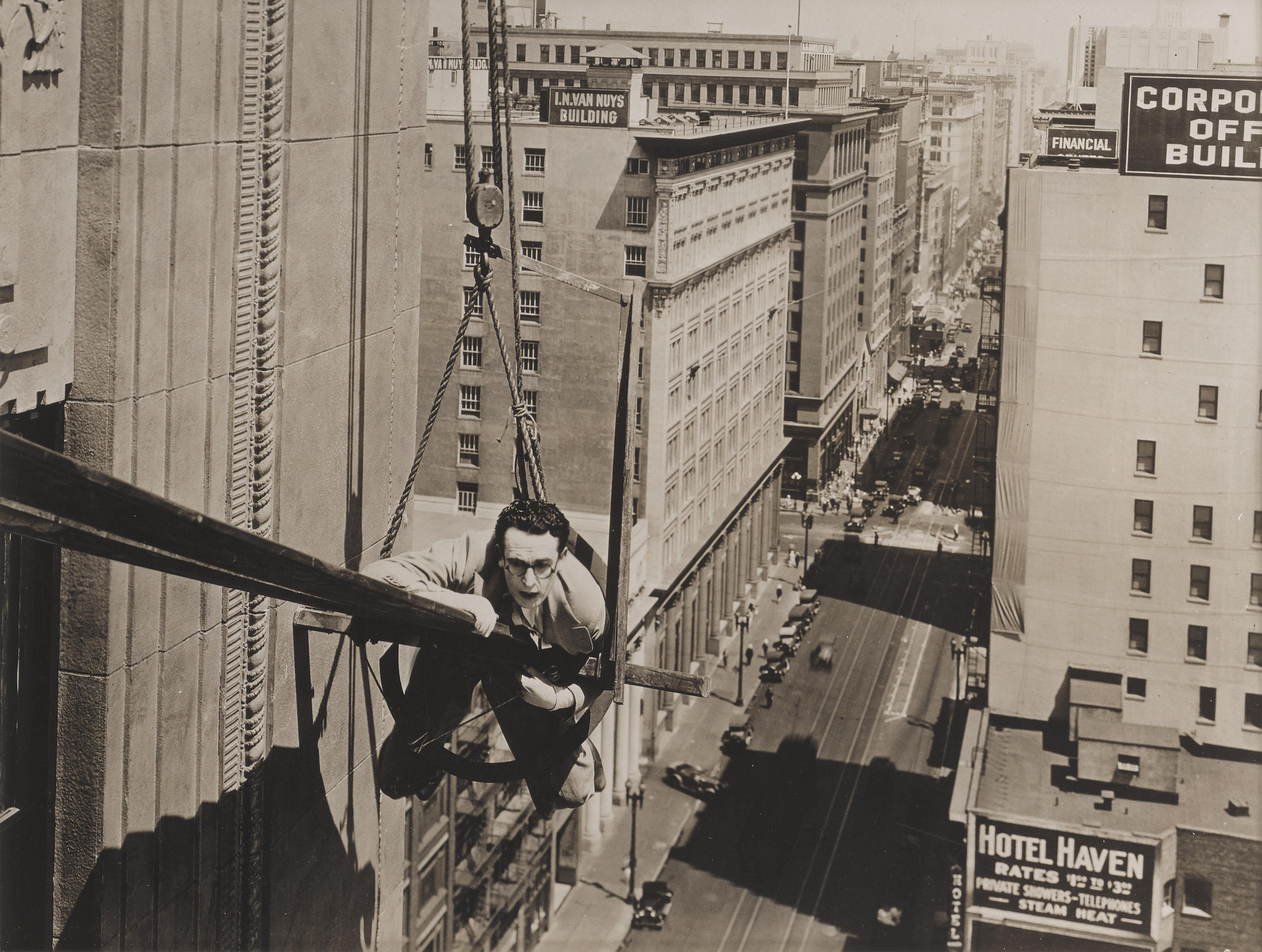 Original-Fotostandbild für die Harold-Lloyd-Komödie Feet First von 1930.
Die Regie bei diesem Film führten Clyde Bruckman und Harold Lloyd.
Dieses Werk ist in einem Sapele-Holzrahmen mit säurefreien Passepartouts und UV-Plexiglas gerahmt.
Die