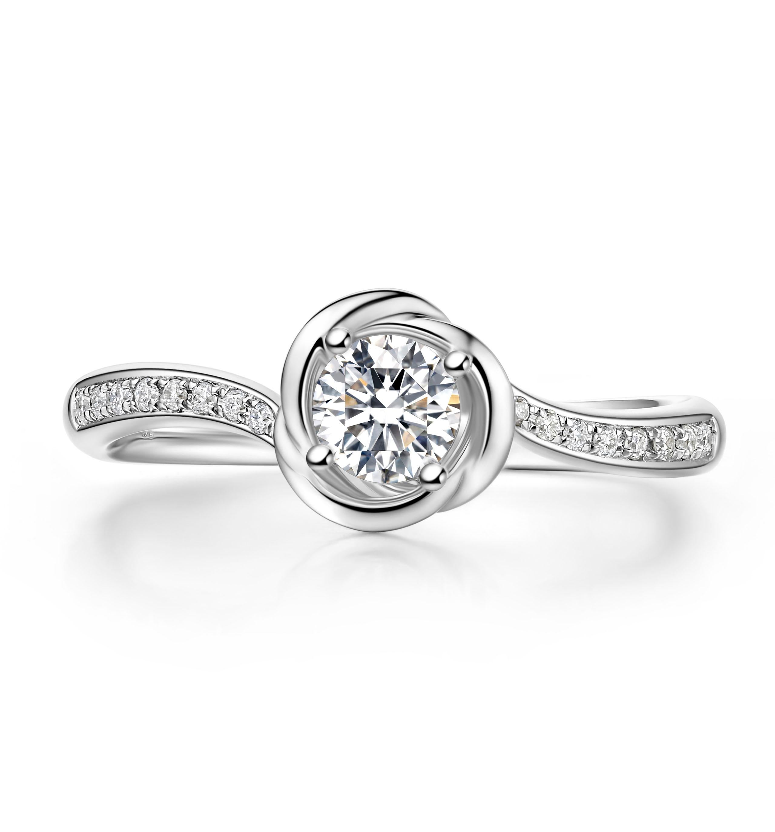 Colección Aurora para novias. Un diseño etéreo inspirado en las fascinantes auroras boreales. Está delicadamente esculpida, ilustrando el bello y espontáneo movimiento de la luz que inunda el cielo nocturno. Delicadamente elaborado en platino, este