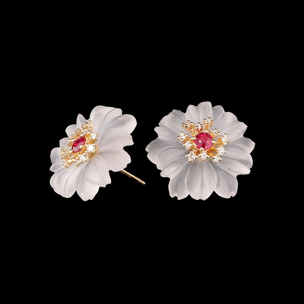 Diese exquisiten floralen Ohrstecker, die mit feiner Handwerkskunst und luxuriösen Edelsteinen die Schönheit der Natur zelebrieren, sind ein echter Hingucker. Jedes Blütenblatt ist kunstvoll aus 21,26 ct. leuchtendem Kristall geschnitzt und strahlt