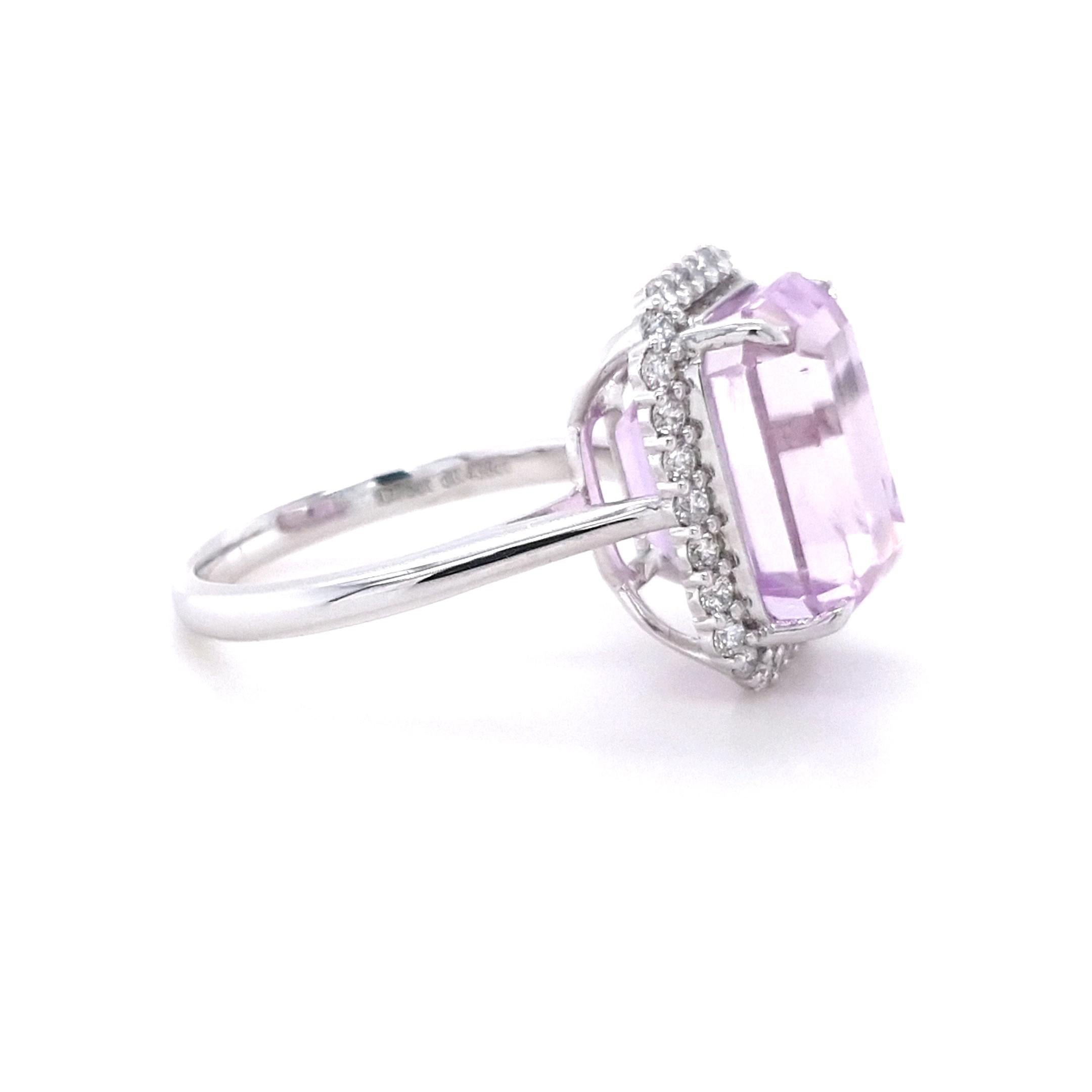 Engarzado en luminoso platino, este anillo se centra en una resplandeciente kunzita de 10,75 ct, tallada en octágono escalonado para revelar su serena profundidad y su gracia arquitectónica. El suave tono rosa de la gema atrapa la luz como el último