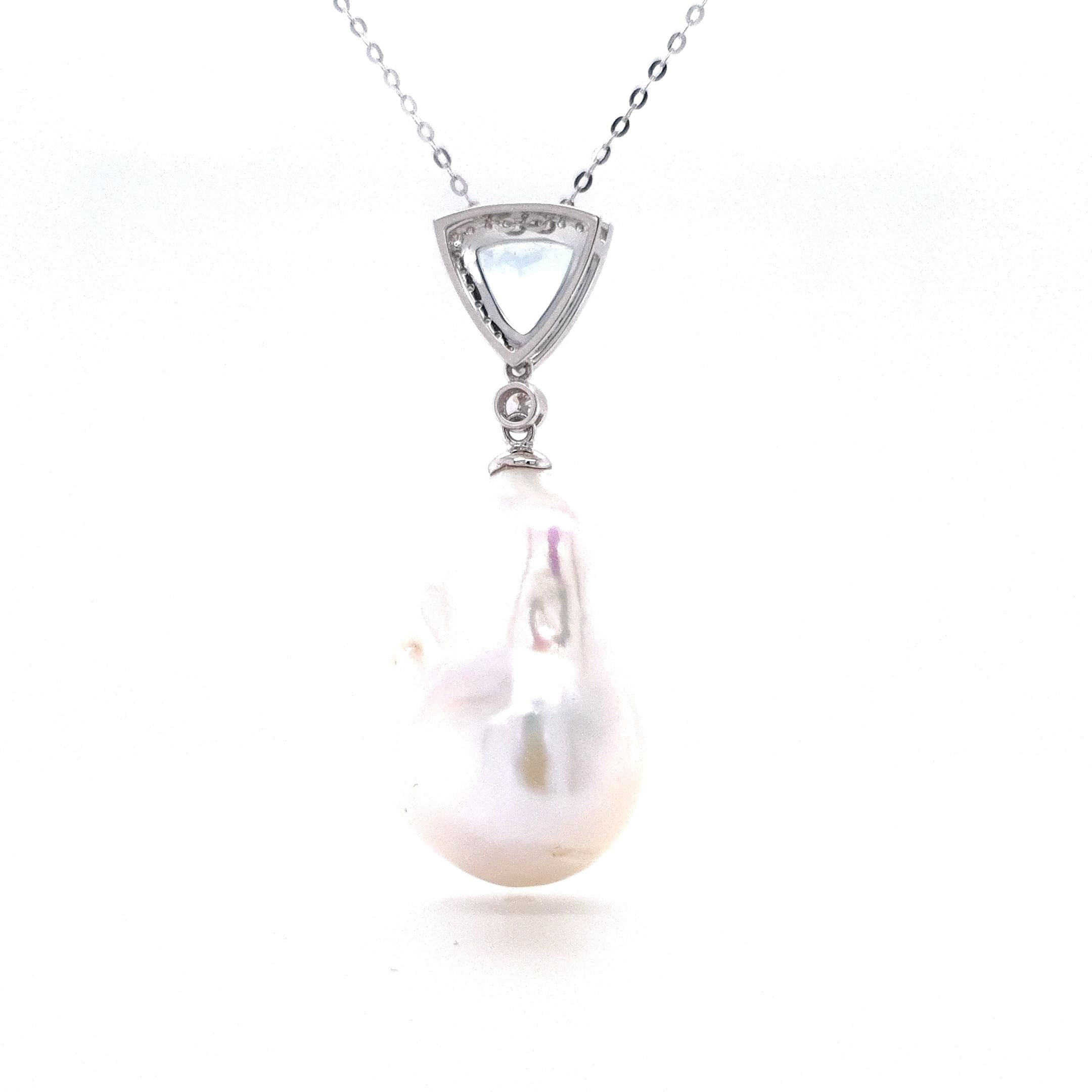 Composizione armoniosa di fascino oceanico e lusso raffinato, questo ciondolo è caratterizzato da un'impressionante perla barocca con un'iridescenza luminosa che danza in morbide tonalità di blush e di mare. Sospeso sopra c'è un diamante con taglio