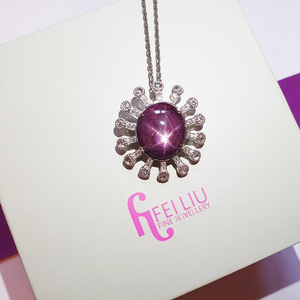 Cabochon Fei Liu - Collana con ciondolo in platino con rubino e diamanti da 12,13 carati in vendita