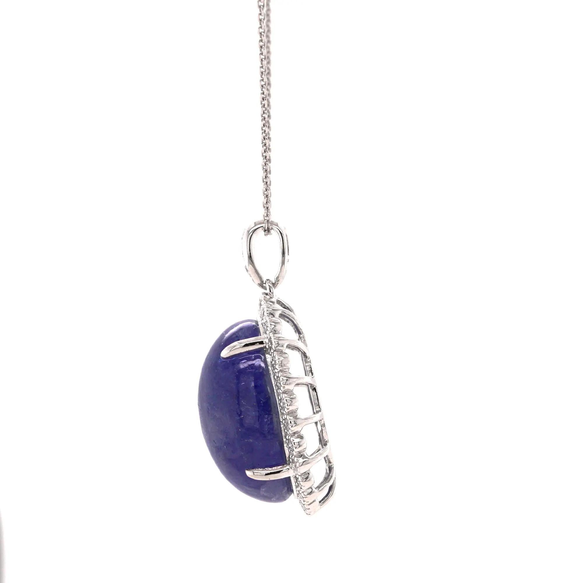 Un ciondolo di straordinaria profondità e brillantezza, questo pezzo presenta una tanzanite di 13,82 carati: la sua ricca tonalità blu-viola cambia con la luce, riecheggiando i cieli crepuscolari e i rari tesori della terra. Incorniciata da