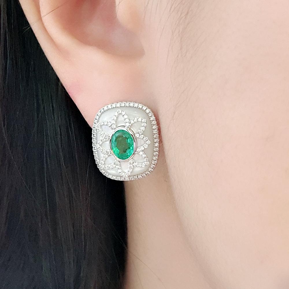 Taglio smeraldo Fei Liu - Orecchini asimmetrici in platino con smeraldo, MOP e diamante da 1,44 ct. in vendita