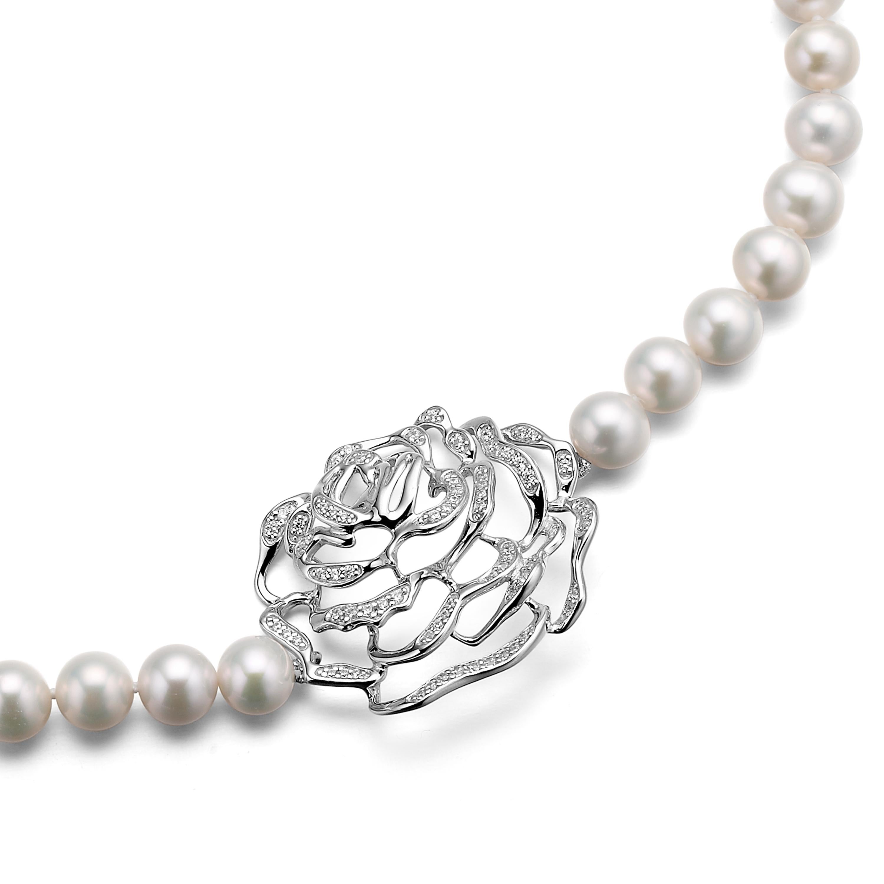 The natural beauty of the English rose is captured in the Rose Collection double necklace. The delicate contours of the petals are set with 8 hearts and 8 arrows cubic zirconia, which gives the flower a beautiful glisten. Rose single strand pearl