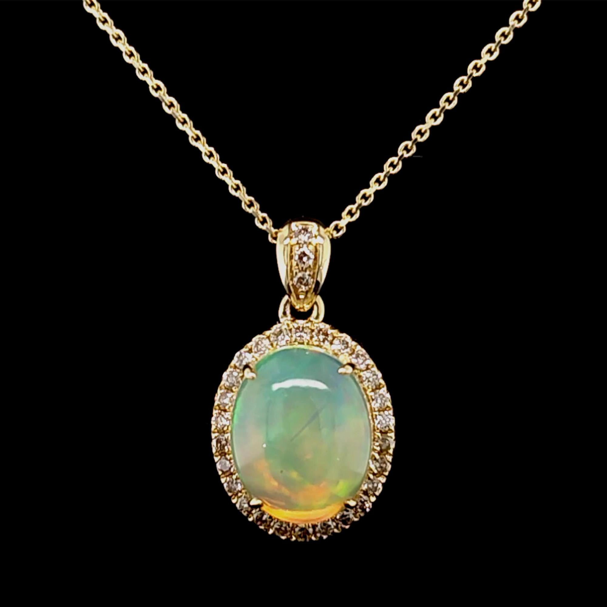 Ode lumineuse à l'art de la nature, ce pendentif met en valeur une opale de 1,686 carat, dont le jeu de couleurs irisées révèle de doux éclats de vert, de rose et de bleu à chaque mouvement. Entourant la pierre précieuse de taille ovale, un halo de