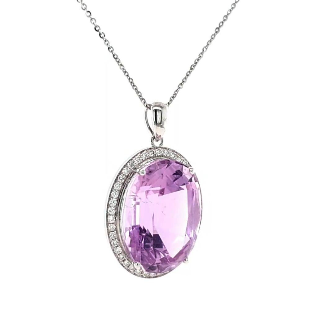 Fei Liu 17,60ct Kunzit und Diamant Halo 18ct Weißgold Anhänger Halskette (Ovalschliff) im Angebot
