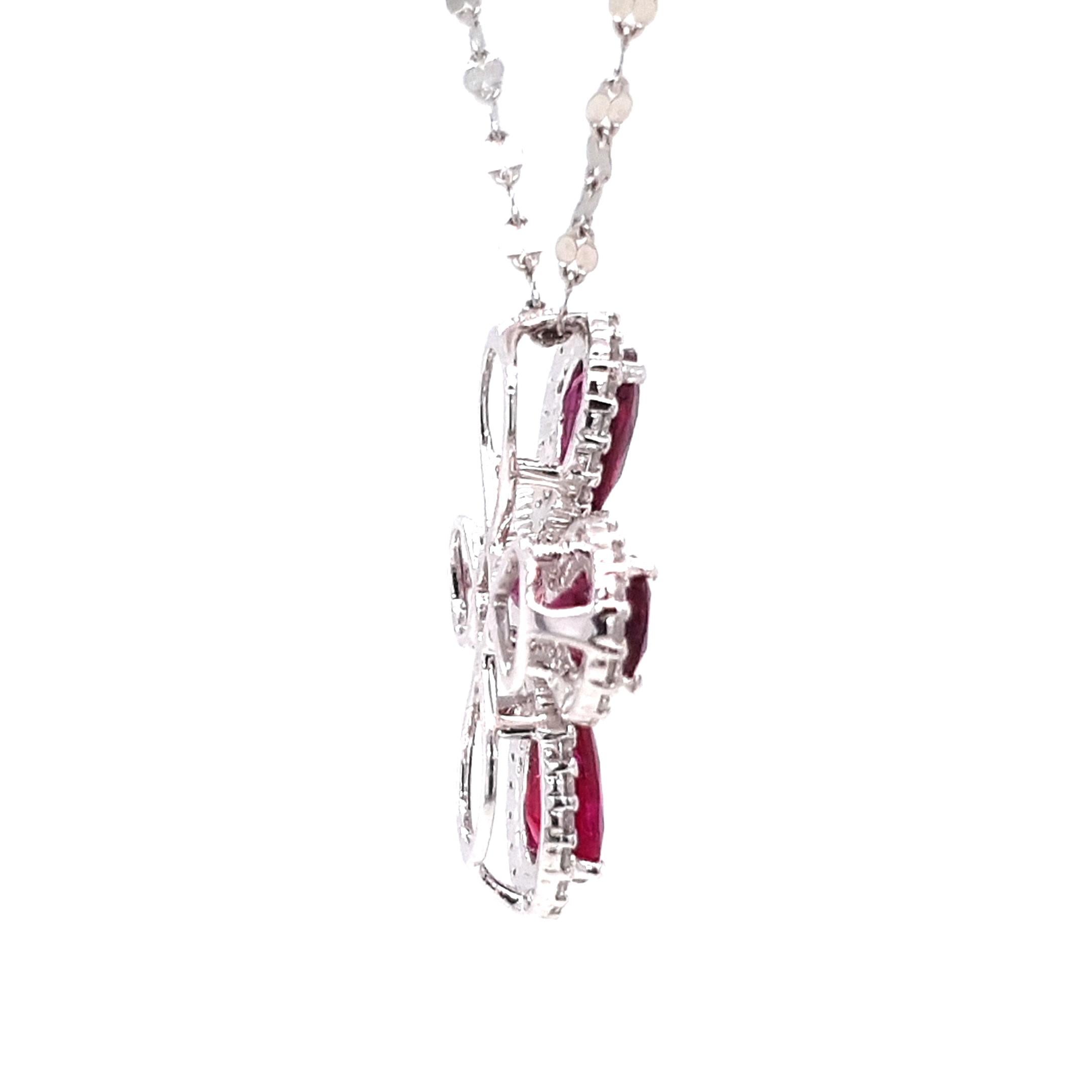 Taille poire Fei Liu - Pendentif croix en platine avec rubis et diamants de 1,76ct en vente