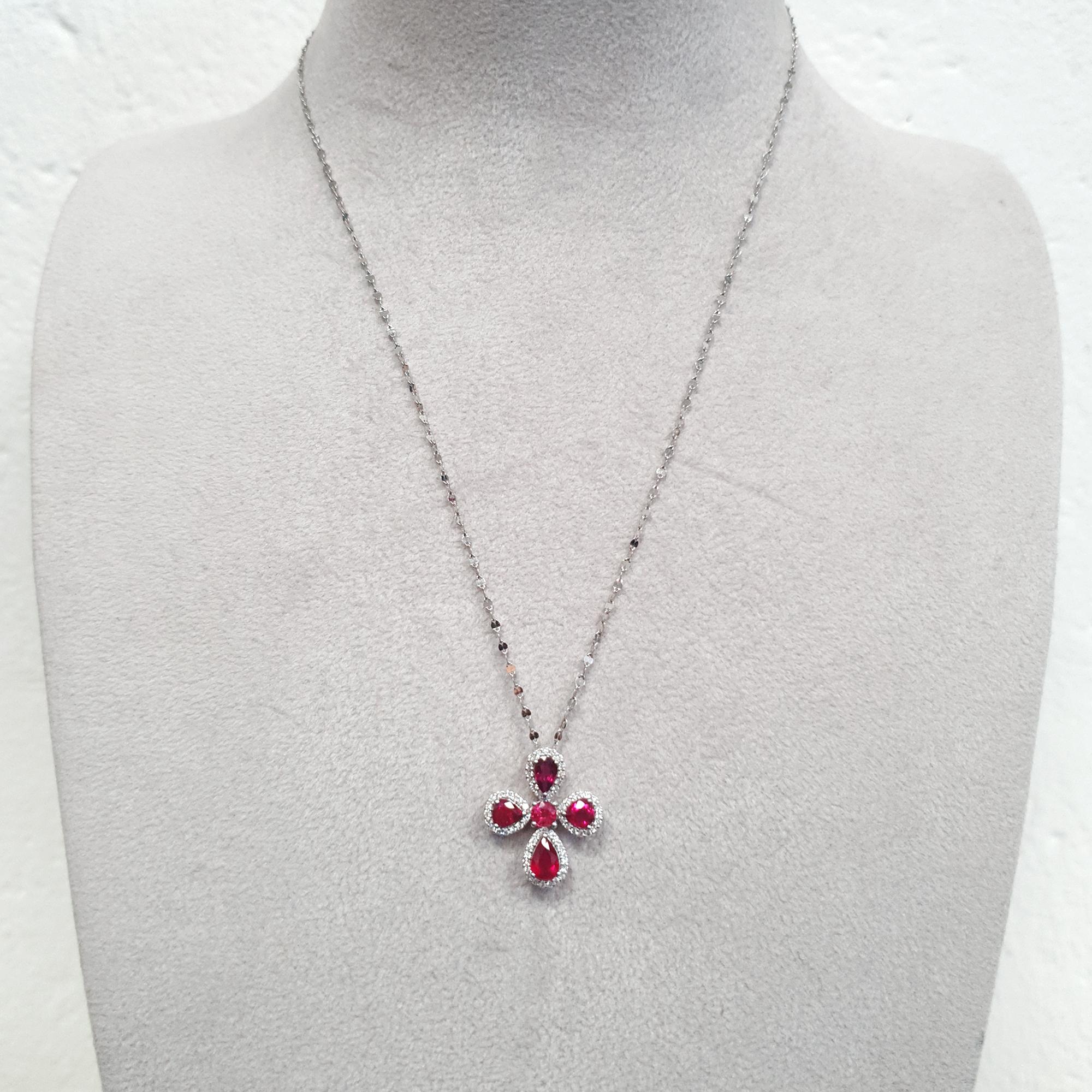 Fei Liu - Pendentif croix en platine avec rubis et diamants de 1,76ct Neuf - En vente à Birmingham, GB