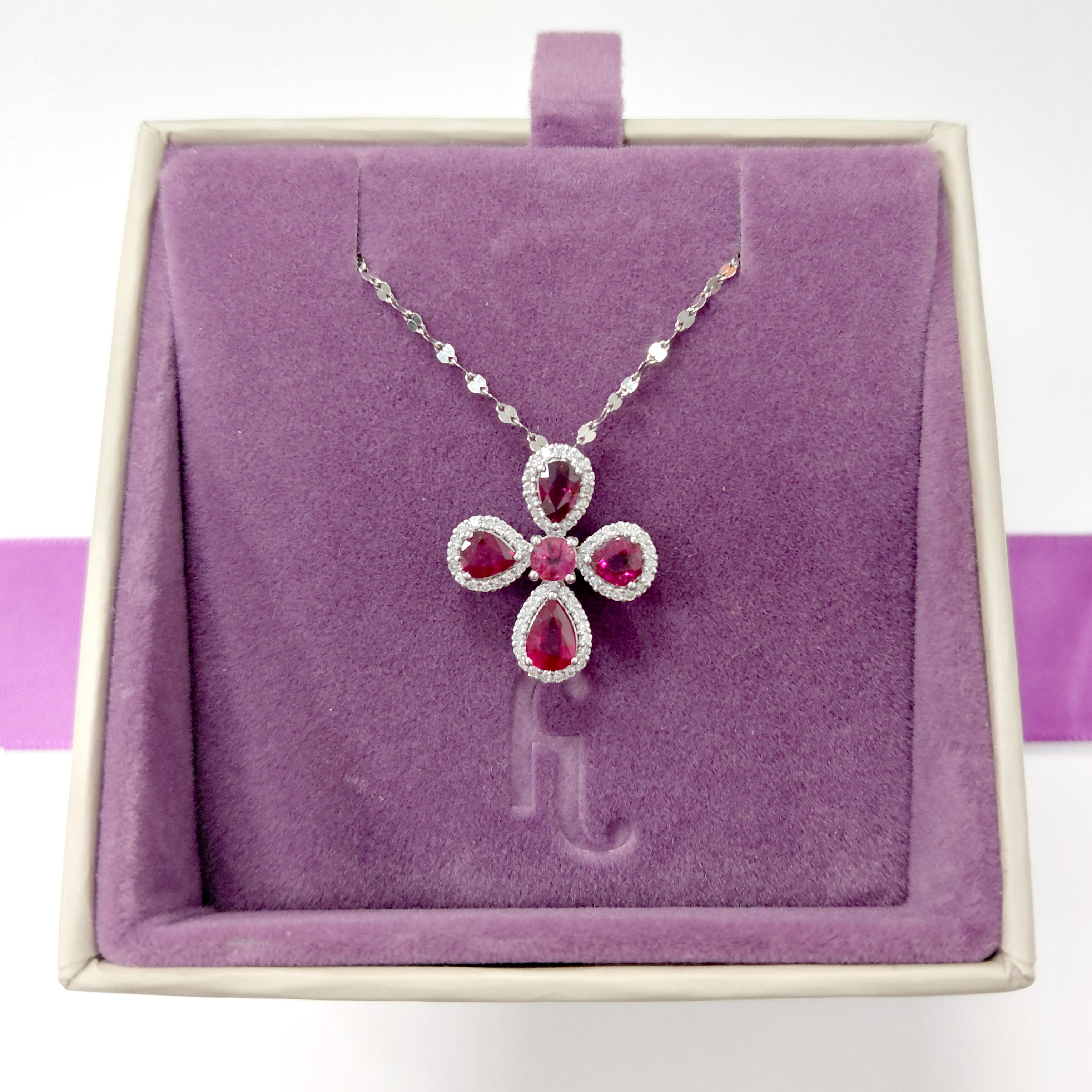 Fei Liu - Pendentif croix en platine avec rubis et diamants de 1,76ct Unisexe en vente