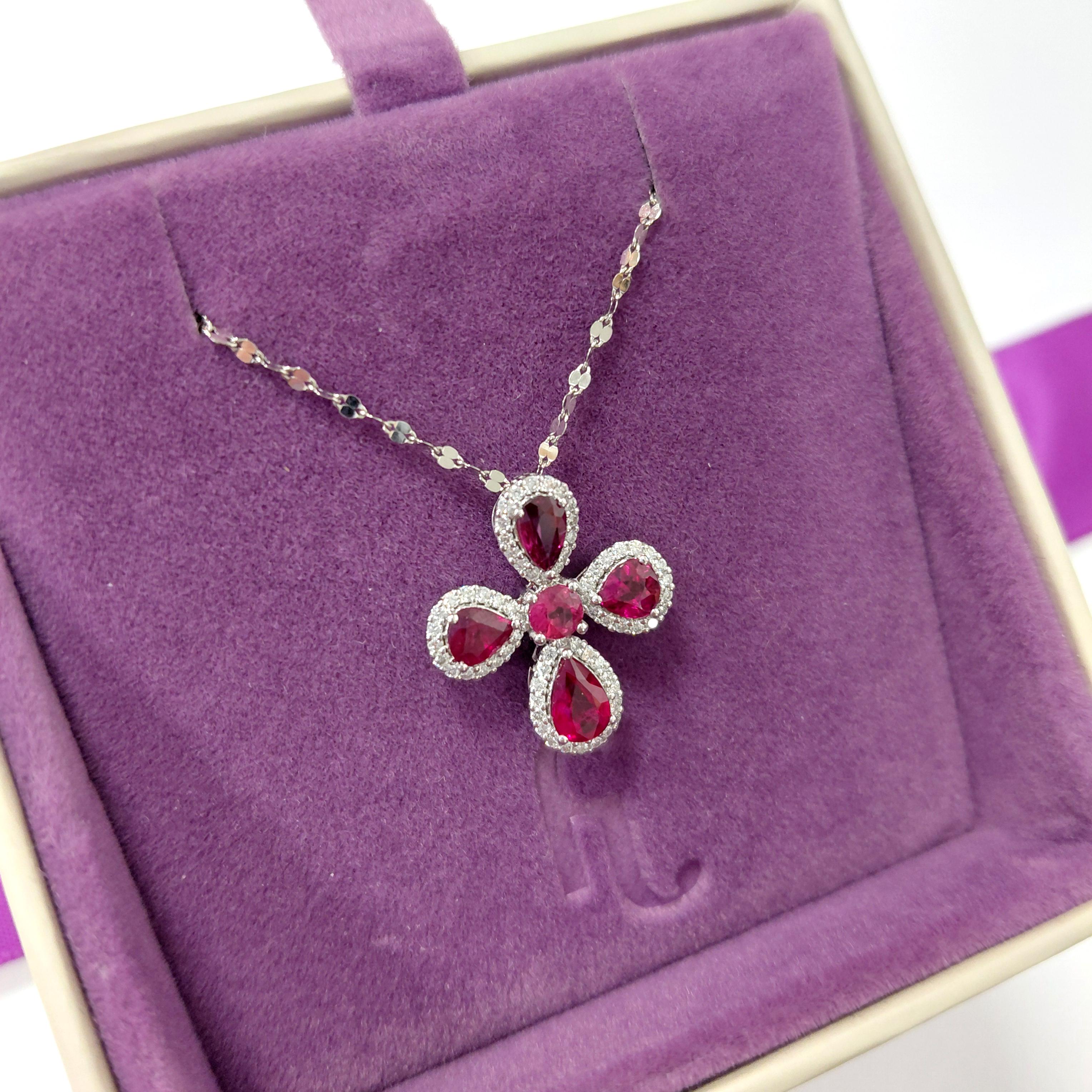 Fei Liu - Pendentif croix en platine avec rubis et diamants de 1,76ct en vente 1