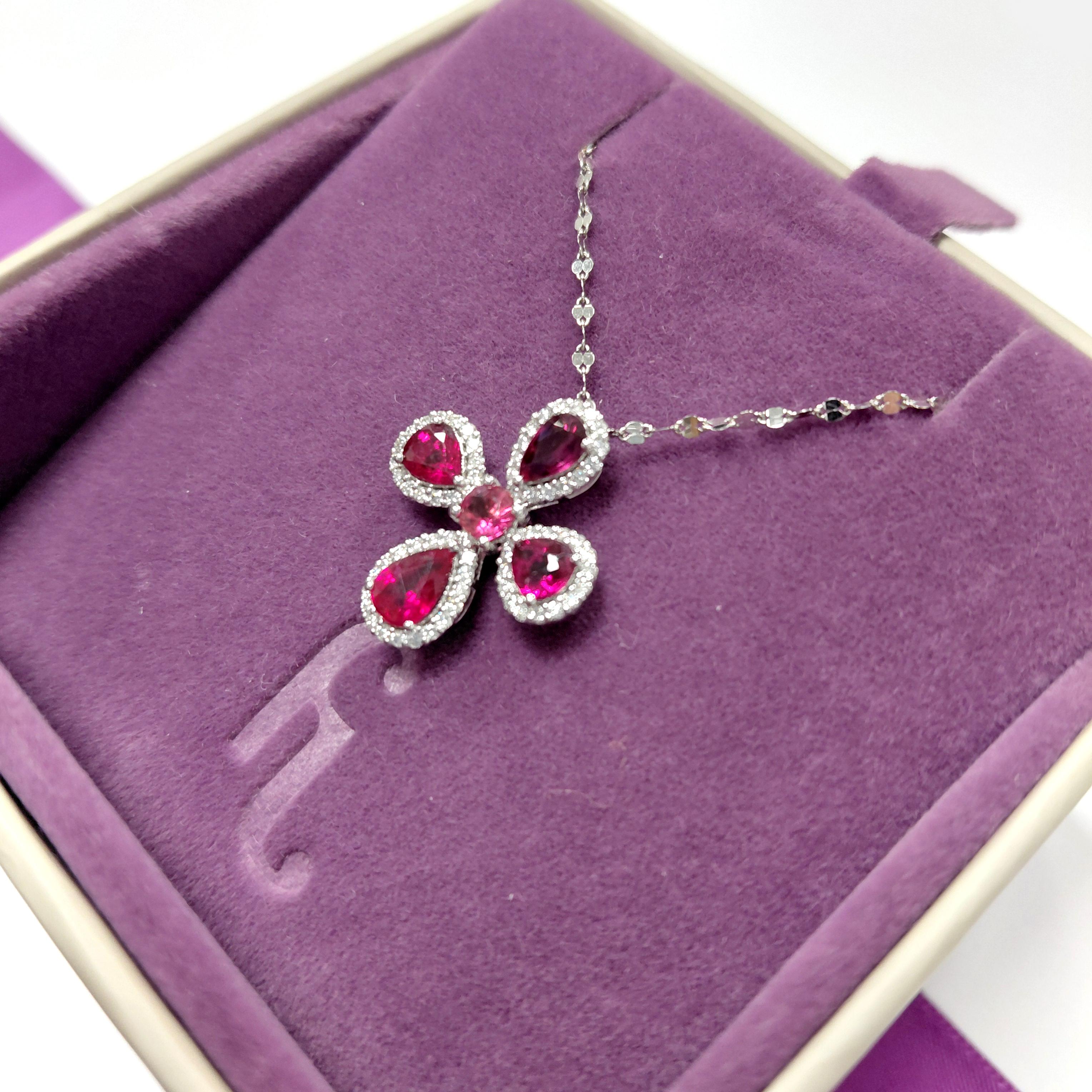Fei Liu - Pendentif croix en platine avec rubis et diamants de 1,76ct en vente 2