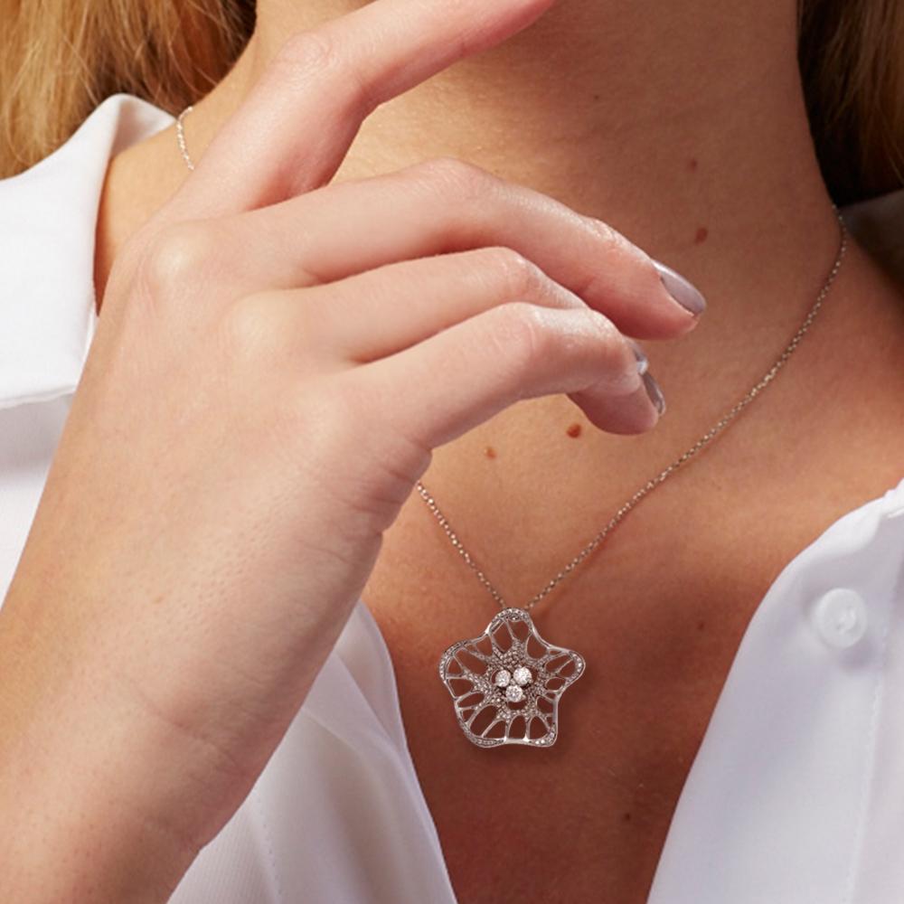 Il ciondolo a forma di solitario Allure della Collection'S è un pezzo straordinario che incarna eleganza e fascino seducente. Ispirato all'arte della seduzione, questo pendente è caratterizzato da un unico elemento floreale squisitamente lavorato, i