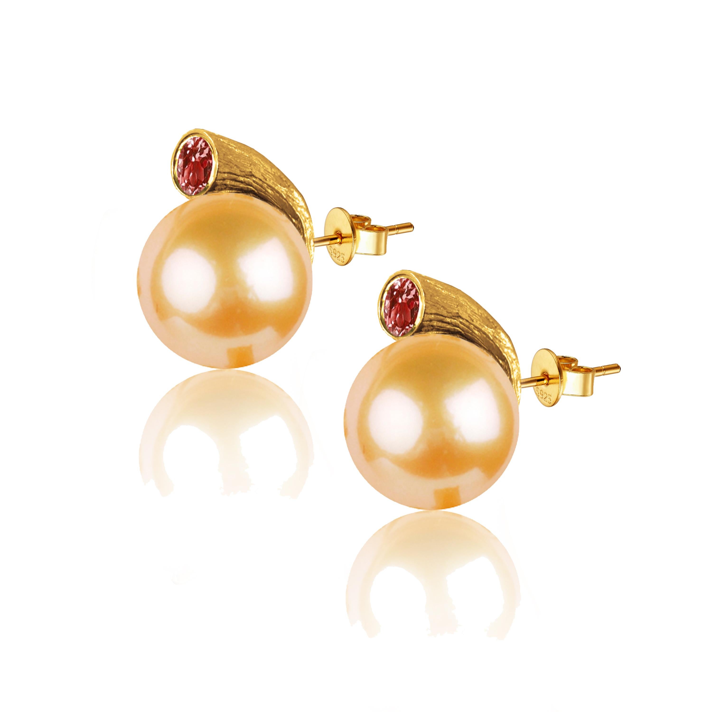 Fei Liu Fine Jewellery's 18ct yellow gold earrings- a modern twist to pearl earrings. With the inspiration from coral forming the sculptural essence with an edgy and dramatic look. Featuring 9mm mandarin pearl with 0.04ct red garnet on the textured