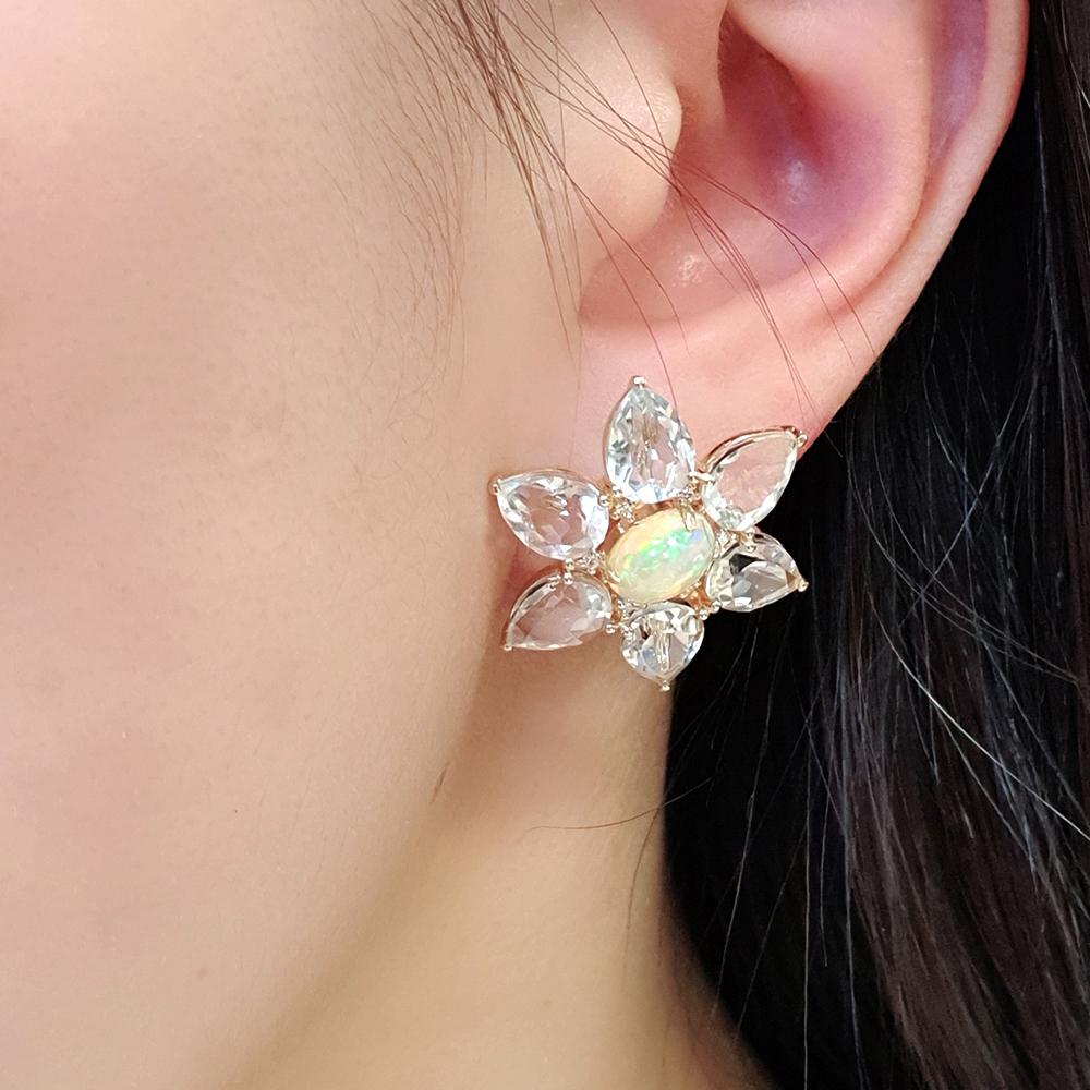 Ispirati all'eleganza delle formazioni celesti e alla bellezza della tavolozza della natura, questi orecchini radiosi sono una testimonianza di lusso raffinato. Al centro di ogni modello, un'opale da 1,81ct brilla di fuoco iridescente, circondata da