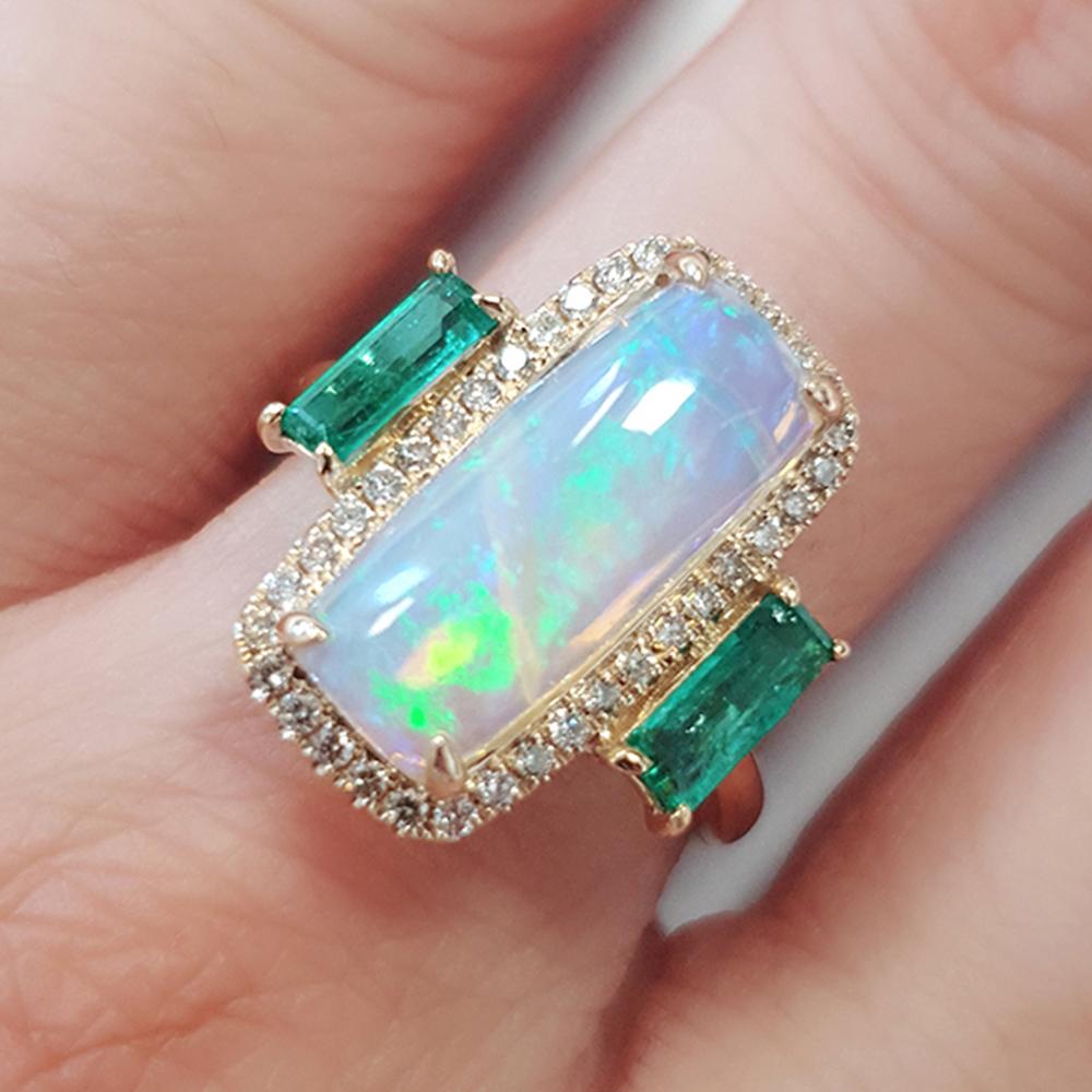 Anillo Trilogía Fei Liu de Oro de 14 Kilates con Ópalo, Diamante y Esmeralda de 2,27 quilates en venta 1