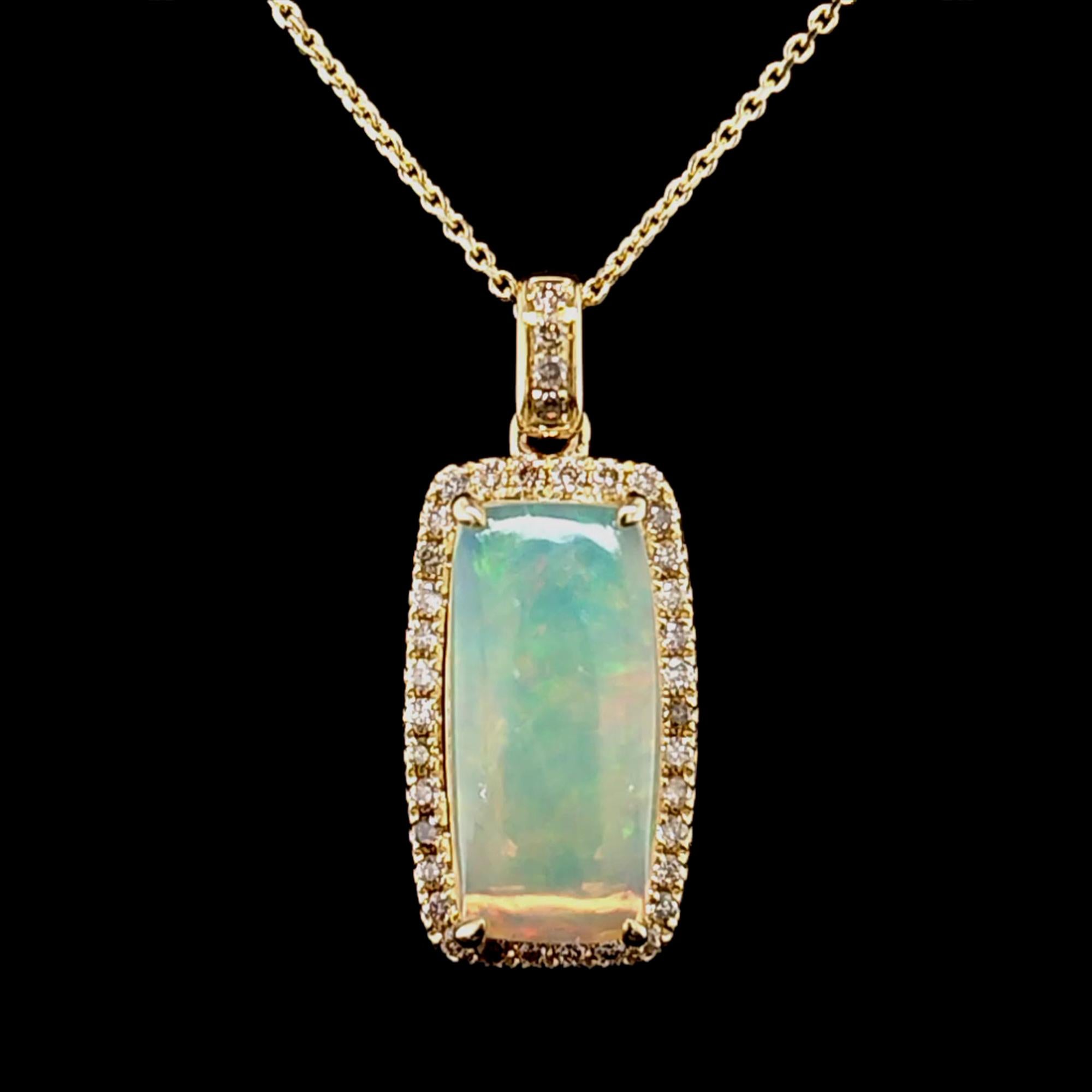 Portrait d'un rayonnement tranquille, ce pendentif est orné d'une opale de 2,53ct à l'éclat vert-bleu doux, dont la surface est animée de subtils éclats d'iridescence. Encadrée par un halo de diamants taille brillant de 0,234ct, la gemme