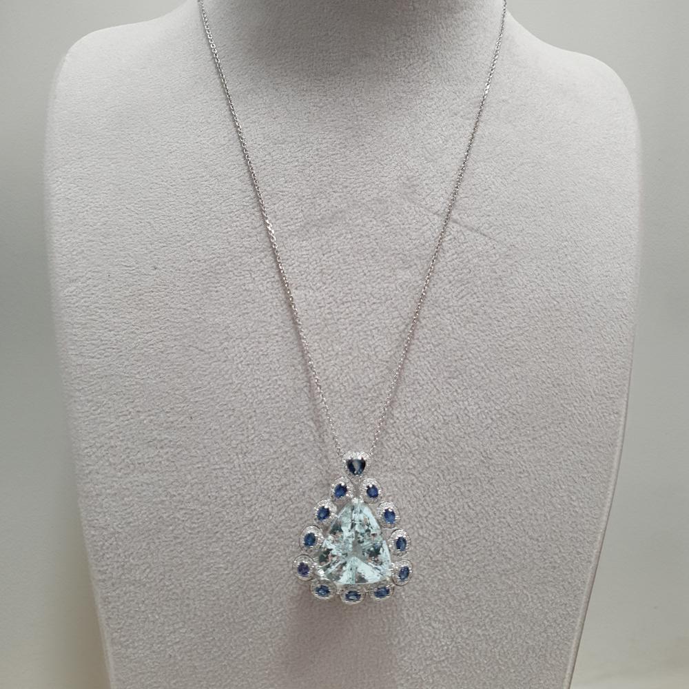 Un magnífico collar colgante de aguamarina, zafiro y diamantes, exquisitamente elaborado en platino. Diseñado para llamar la atención, este llamativo colgante presenta una atrevida aguamarina talla trillón, con su sereno tono azul bellamente
