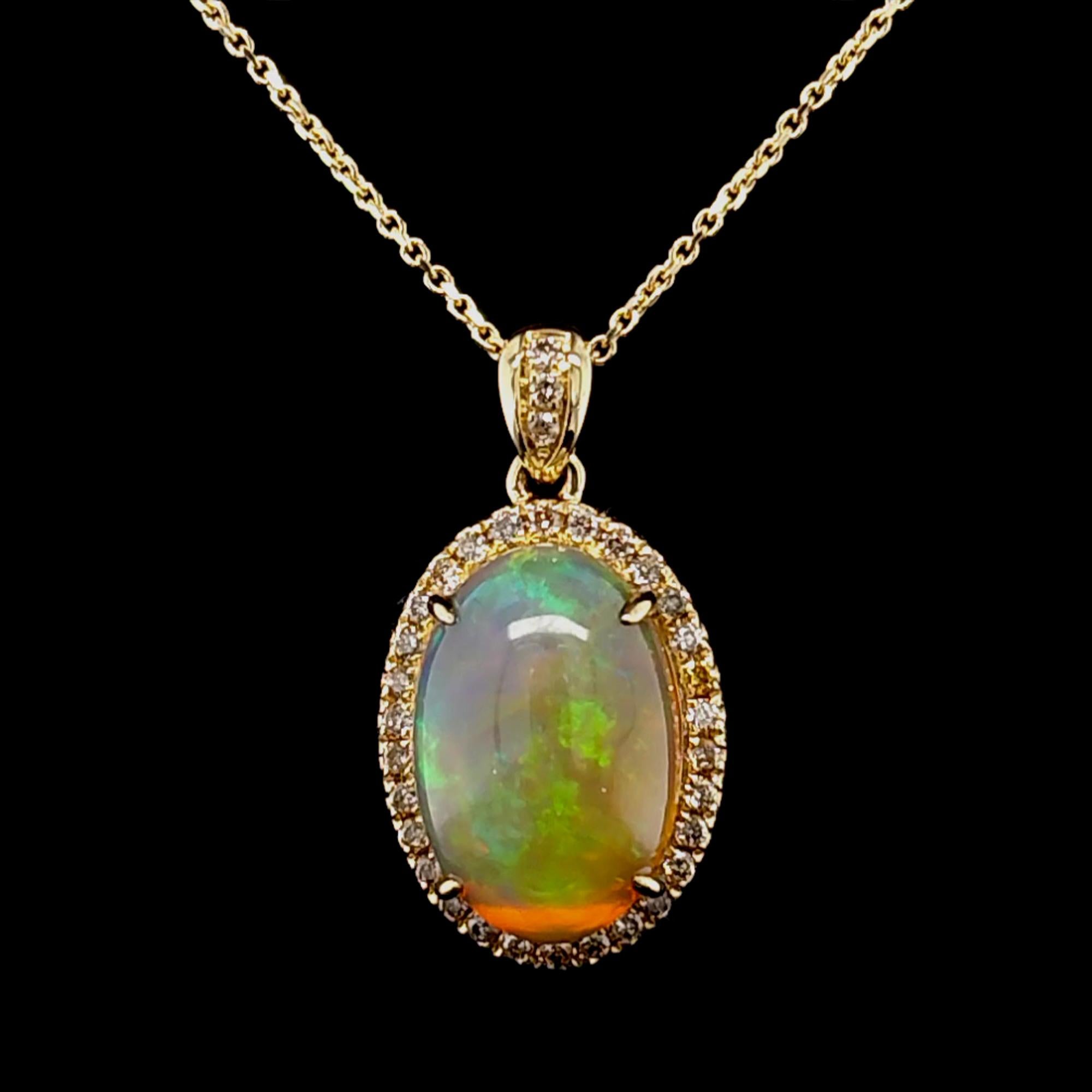 Ode lumineuse à l'art de la nature, ce pendentif met en valeur une opale de 3,29 carats, dont le jeu de couleurs irisées révèle de doux éclats de vert, de rose et de bleu à chaque mouvement. Entourant la pierre précieuse de taille ovale, un halo de